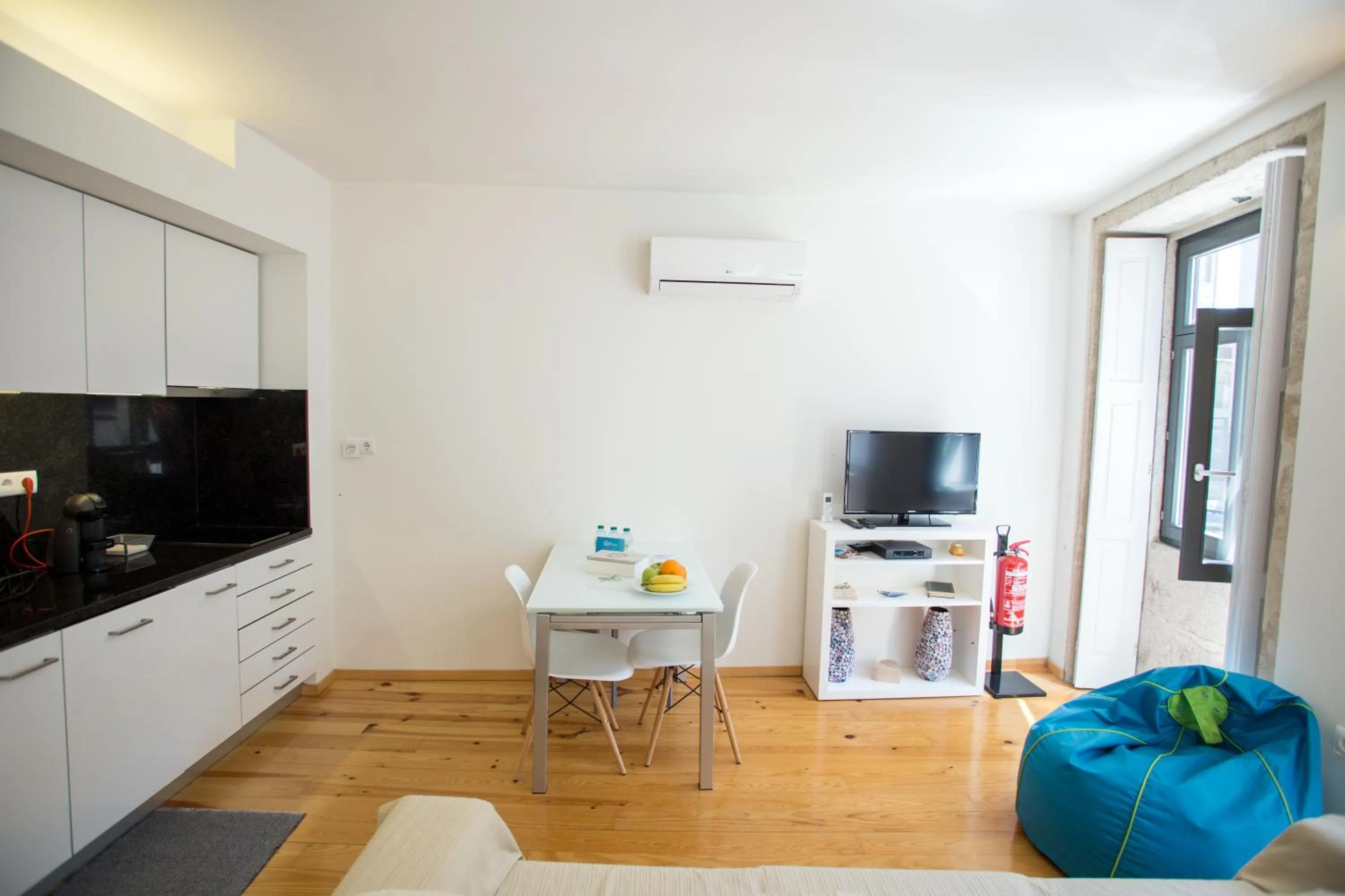 TV and multimedia in LivingPorto Apartments by Porto City Hosts