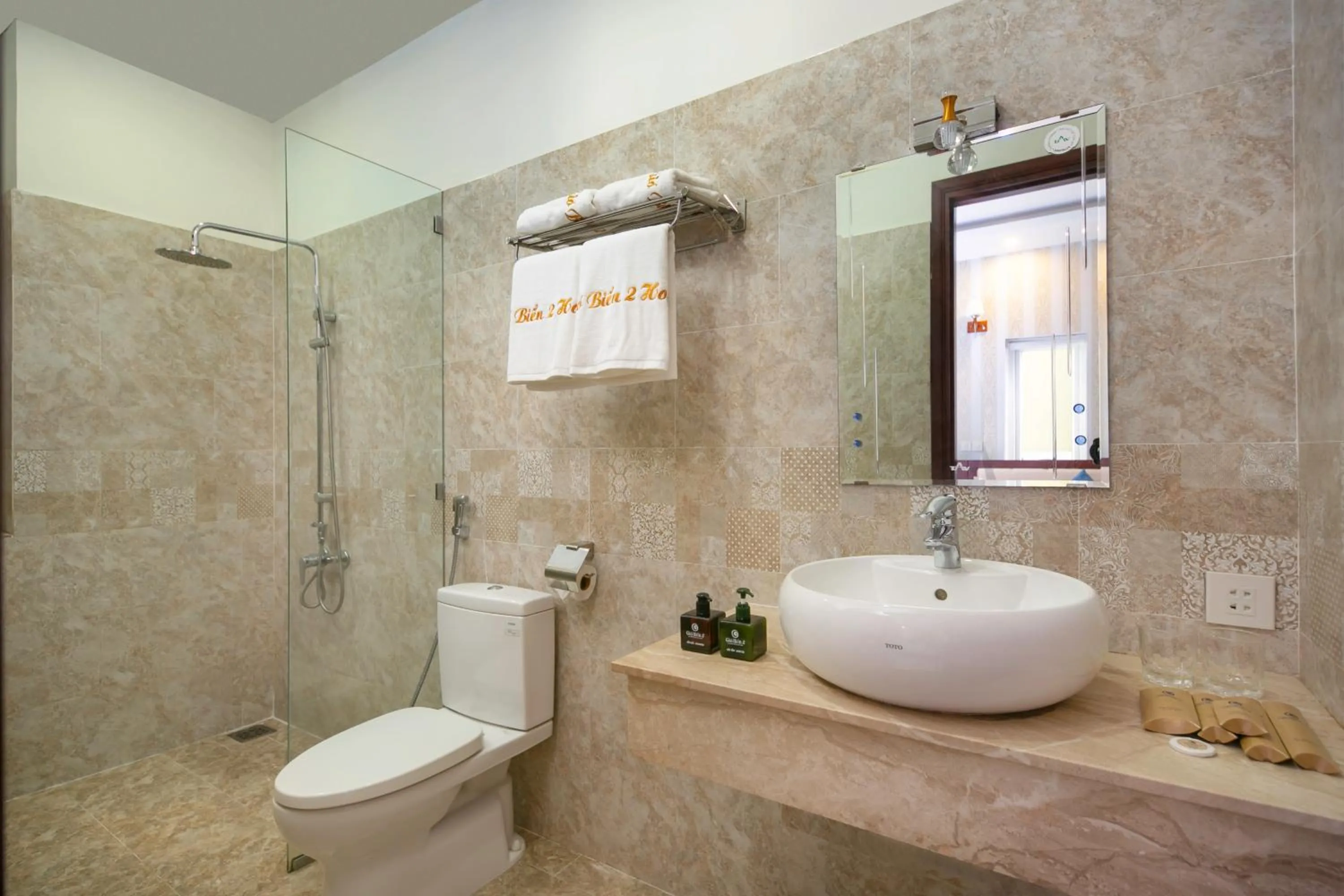 Toilet in Gio Bien 2 Hotel by THG