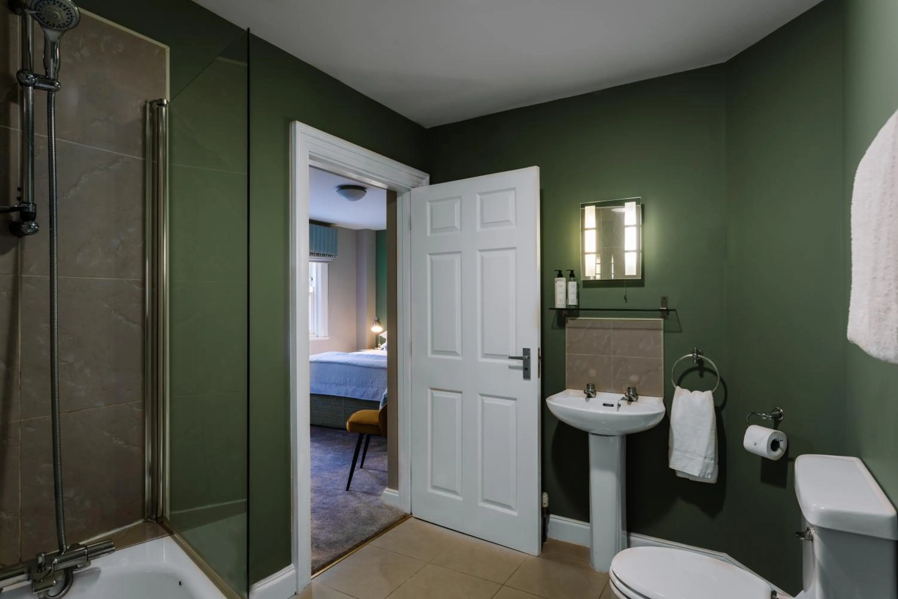 Bathroom, Bed in Ralph's