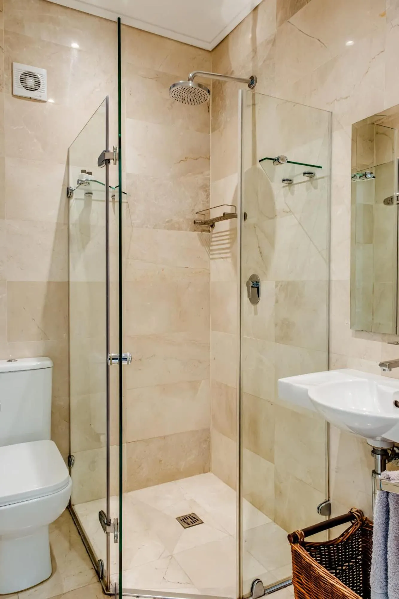 Shower in Villa Olivier