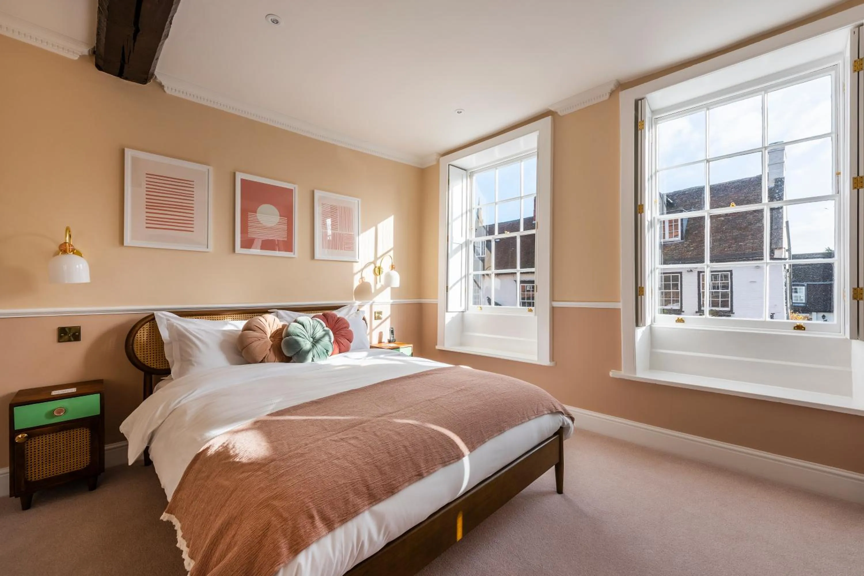 Photo of the whole room, Bed in The George Hotel