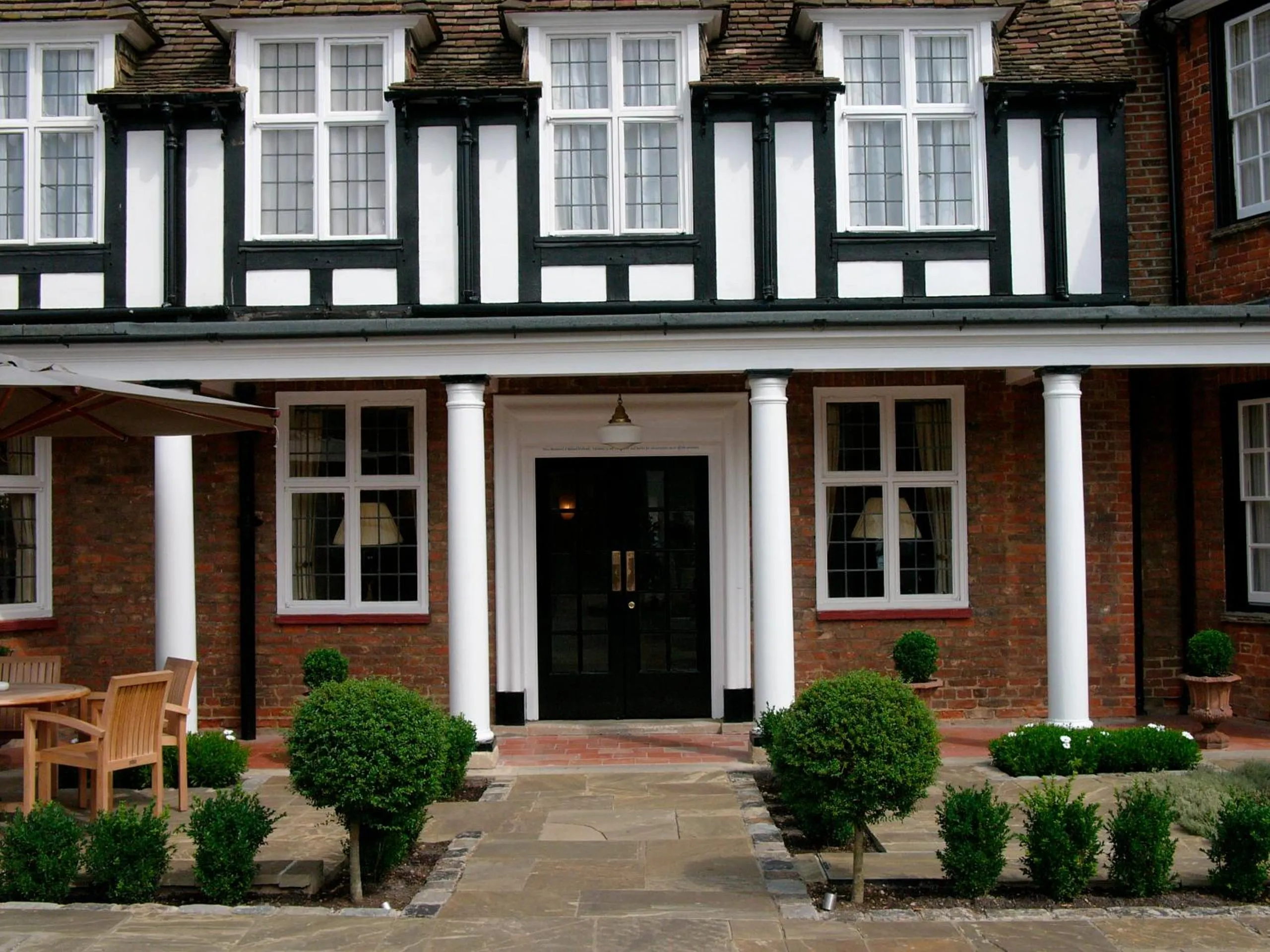 Facade/entrance in The George Hotel