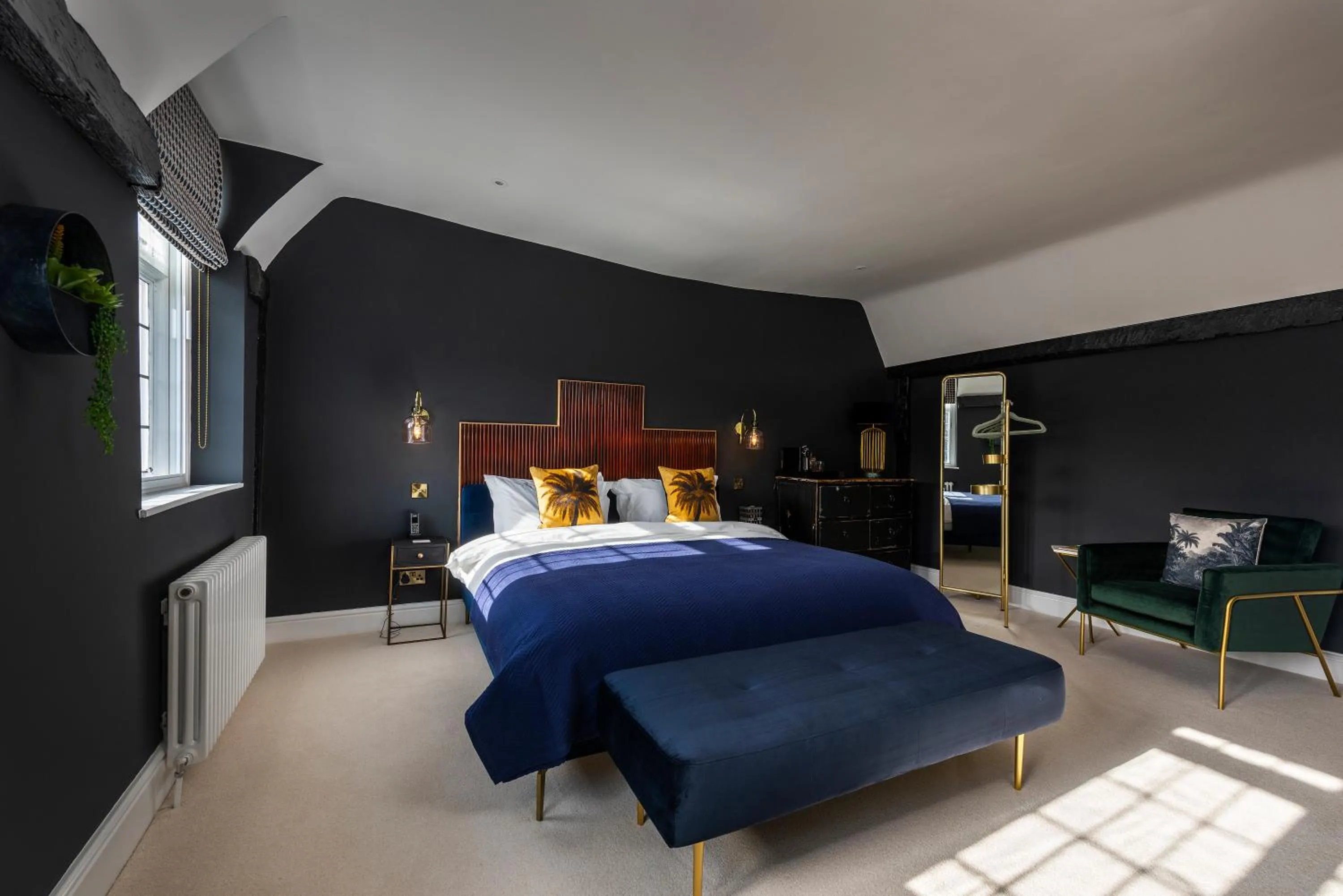 Photo of the whole room, Bed in The George Hotel