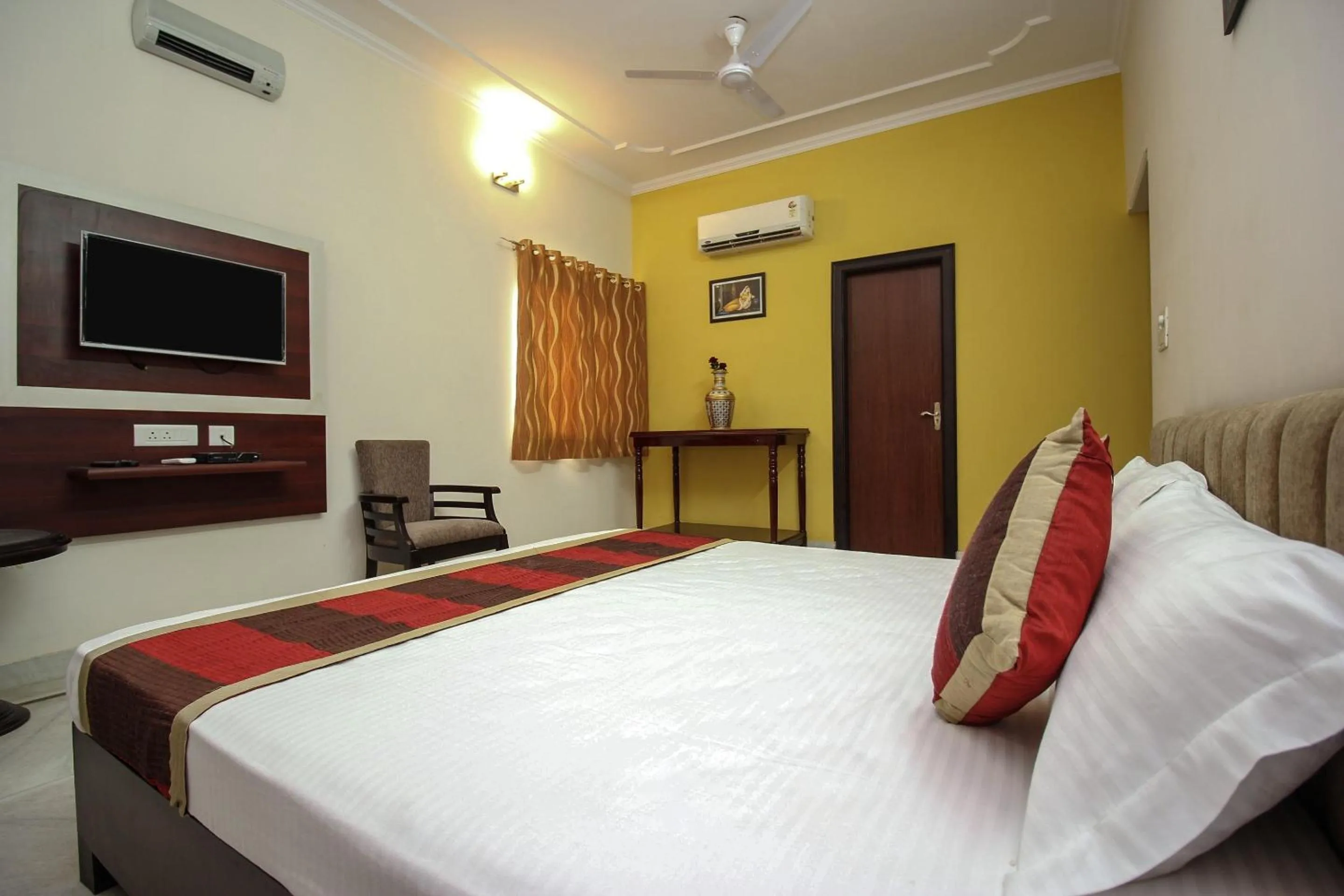 Bedroom in Hotel O Jaipur Stays