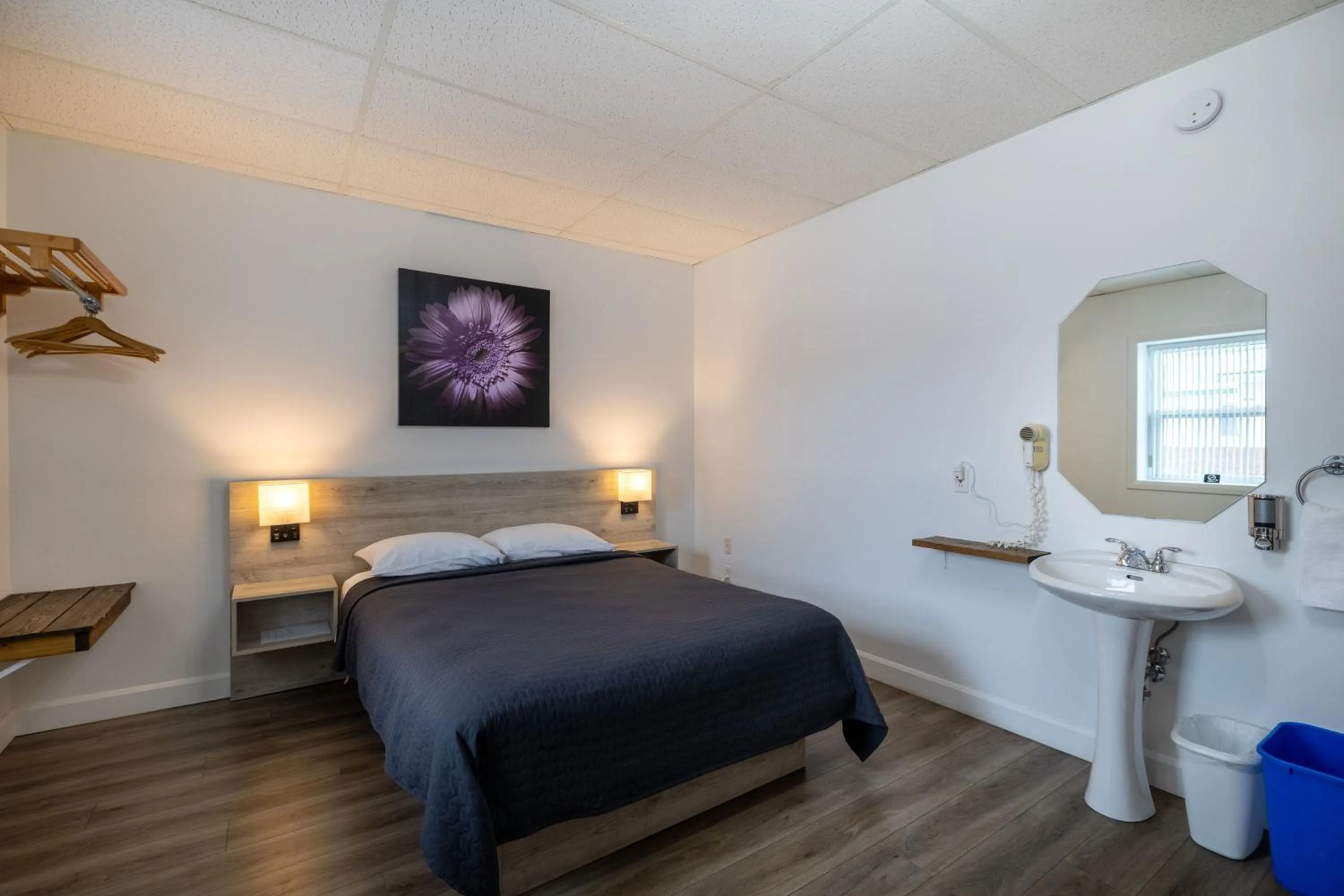 Bedroom, Bed in Motel Et Condo Chez Charley