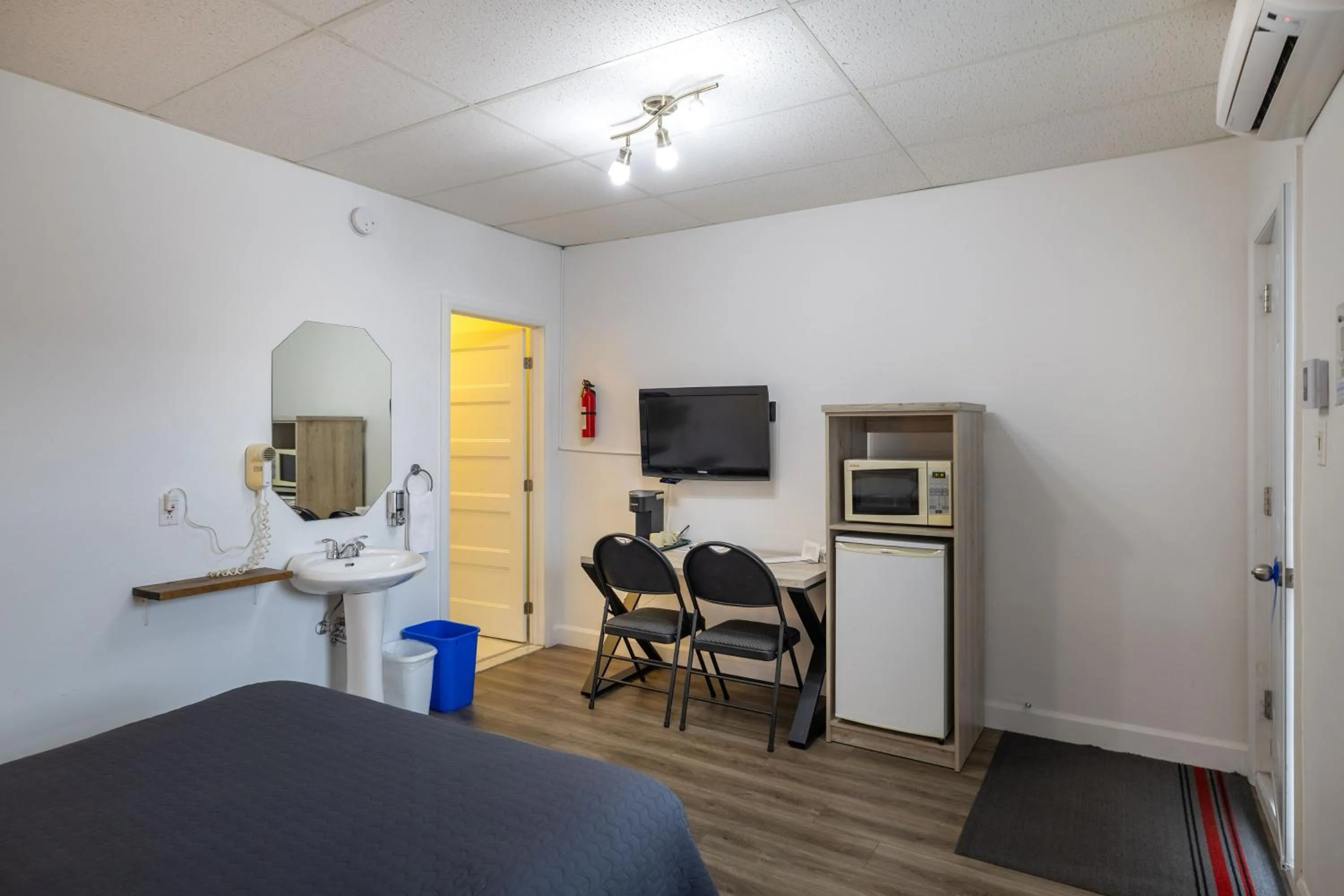 Photo of the whole room in Motel Et Condo Chez Charley