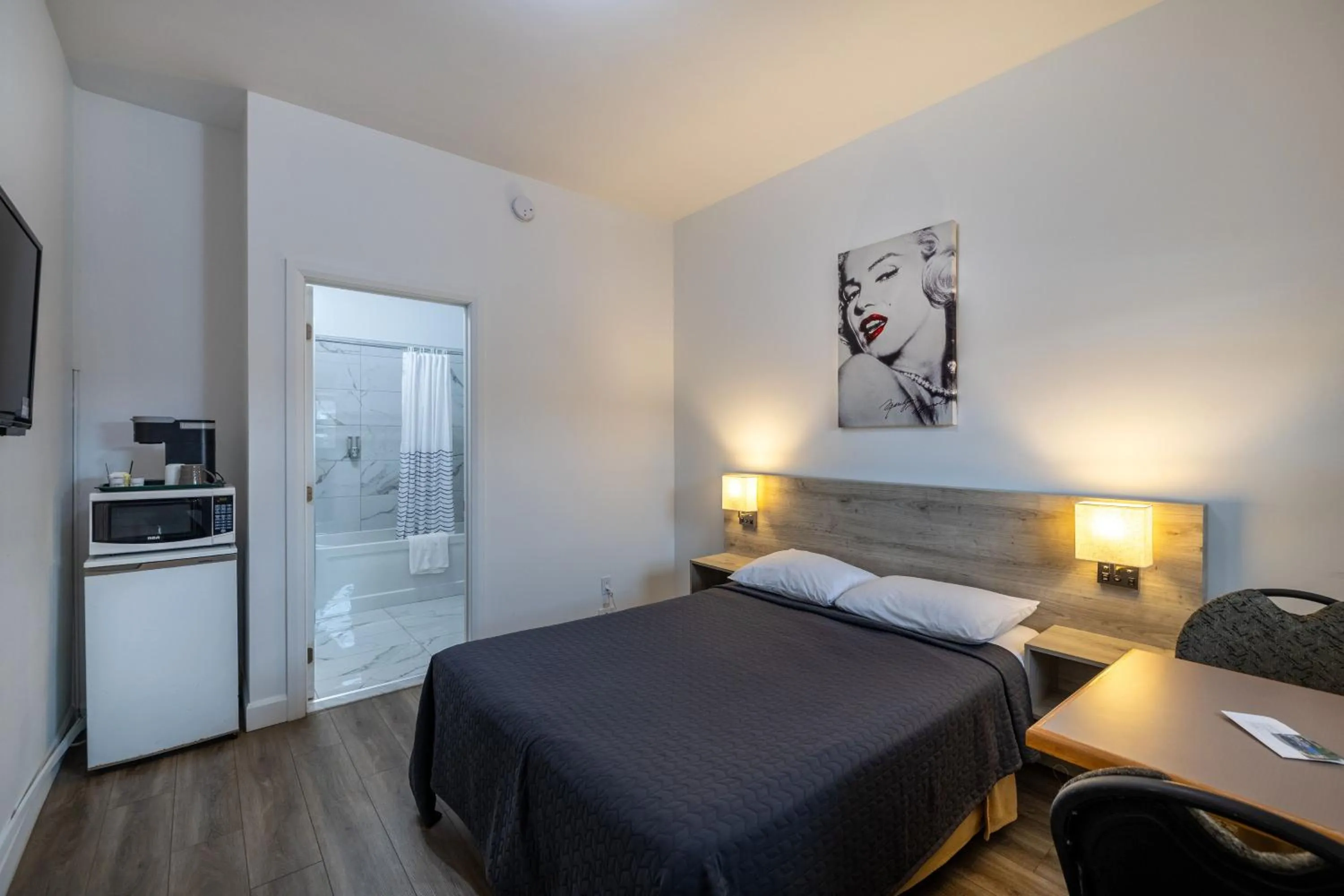 Photo of the whole room, Bed in Motel Et Condo Chez Charley