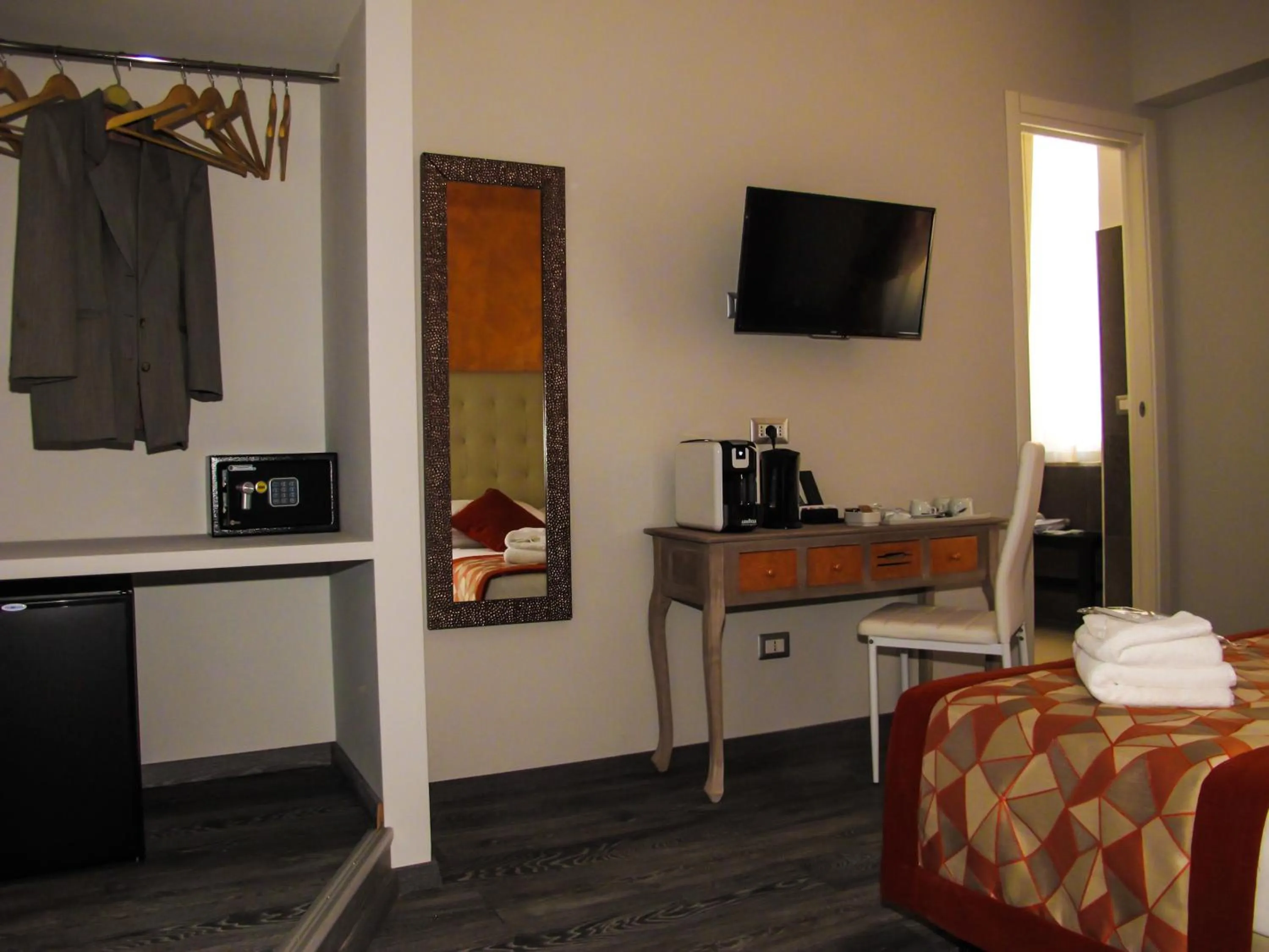 Photo of the whole room, Bed in Roma Veneto Relais