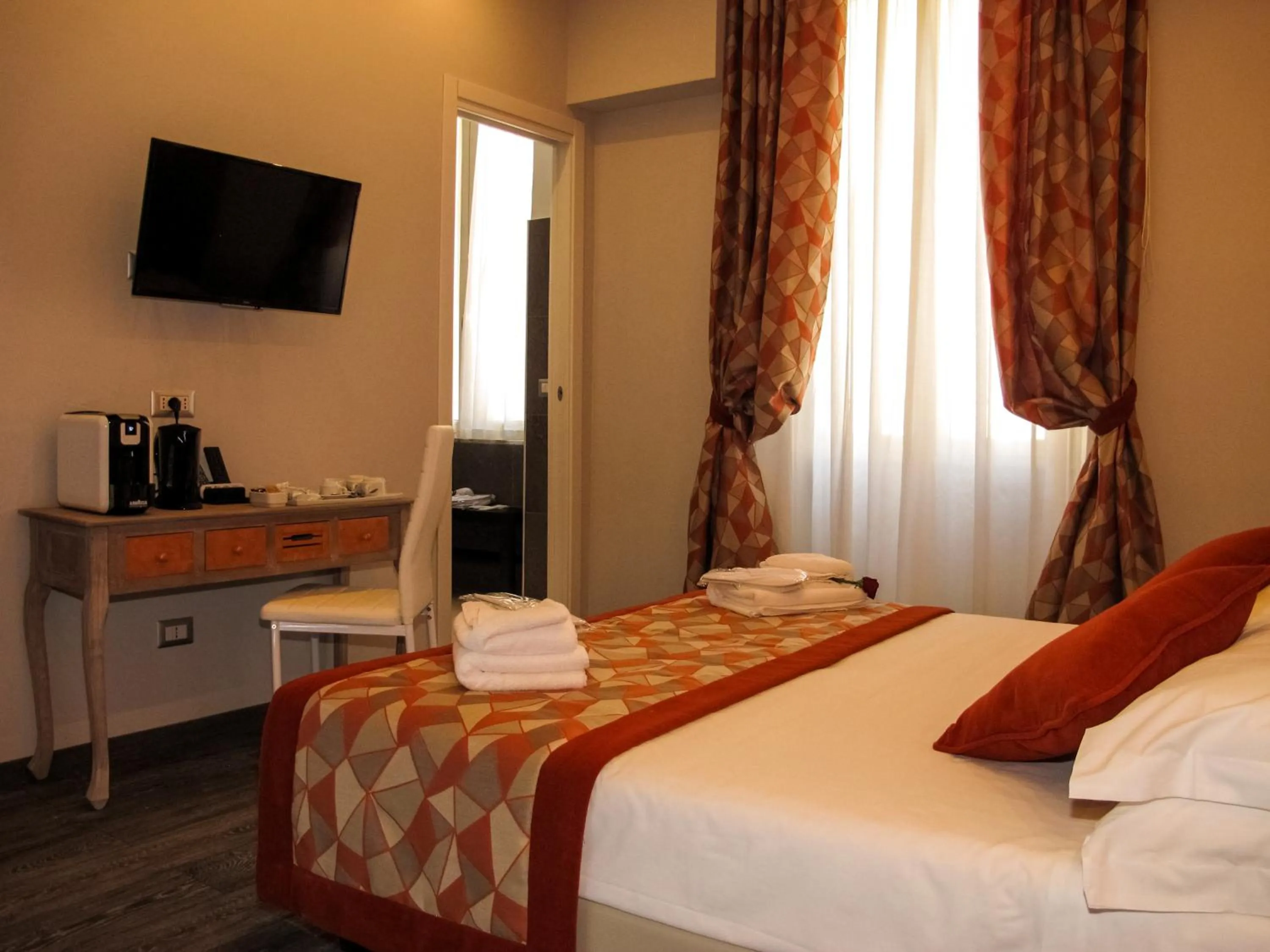 Photo of the whole room, Bed in Roma Veneto Relais