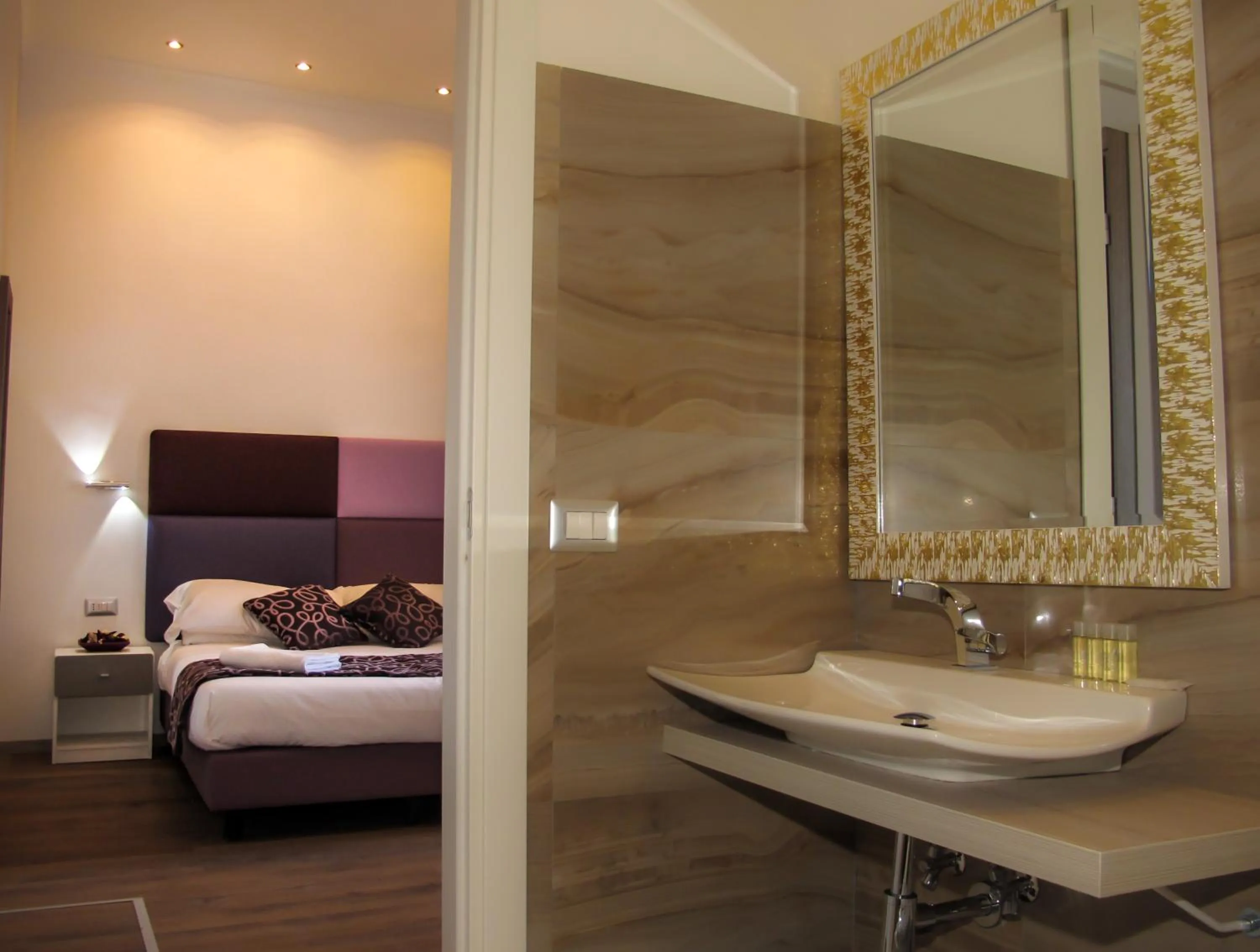 Bathroom, Bed in Roma Veneto Relais