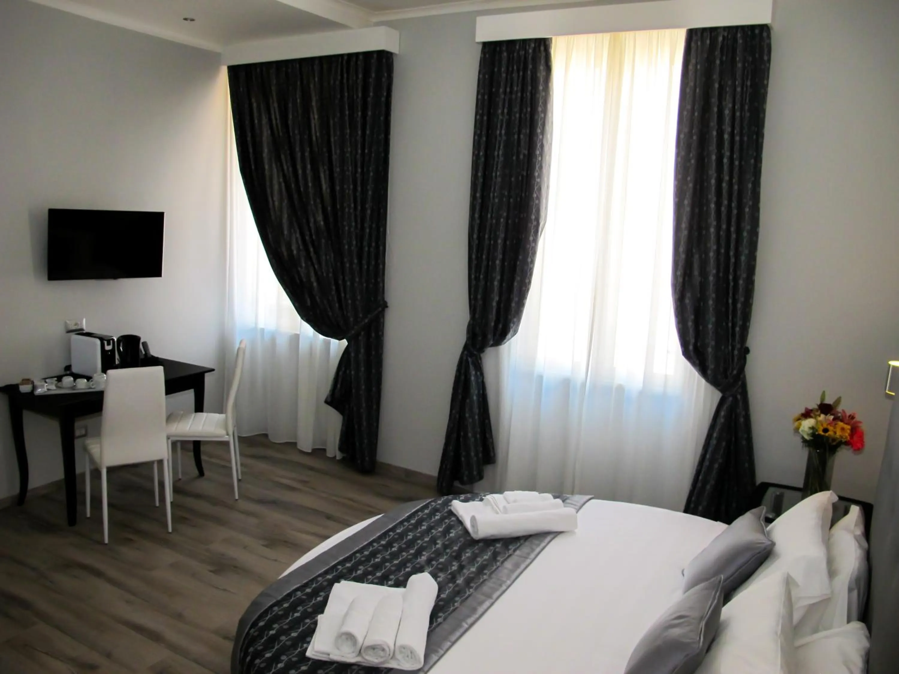 Photo of the whole room, Bed in Roma Veneto Relais