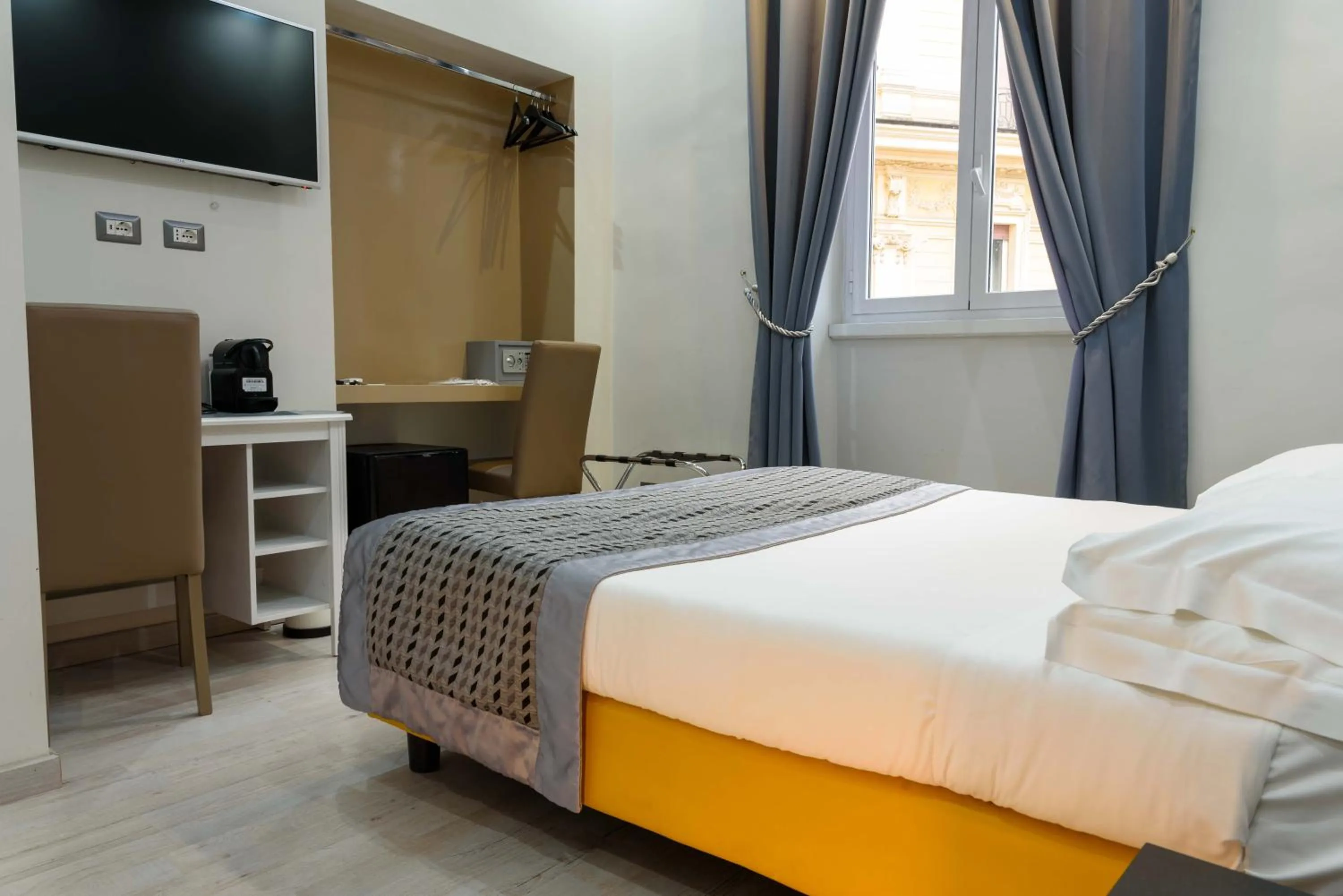 View (from property/room), Bed in Roma Veneto Relais