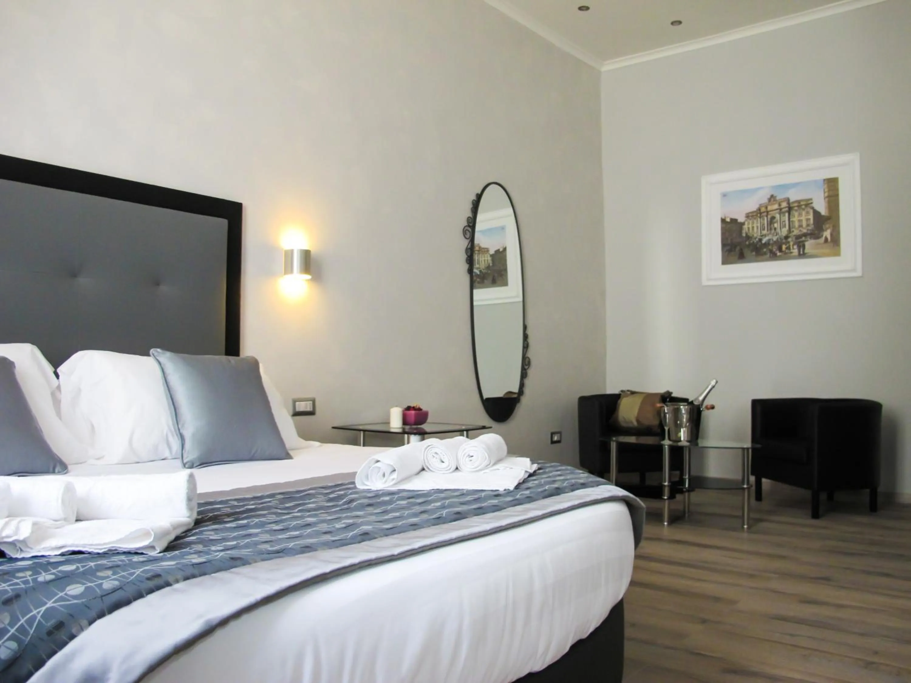 Photo of the whole room, Bed in Roma Veneto Relais