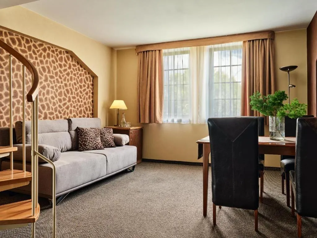 Seating area, Bed in Hotel Great Polonia Kraków Airport