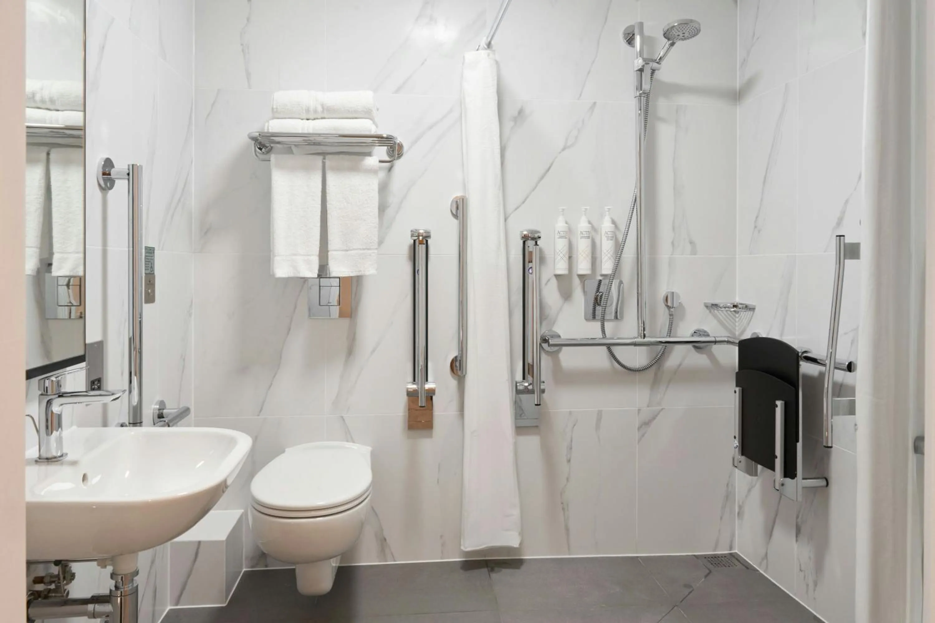 Photo of the whole room in Four Points Flex by Sheraton London Kensington Olympia