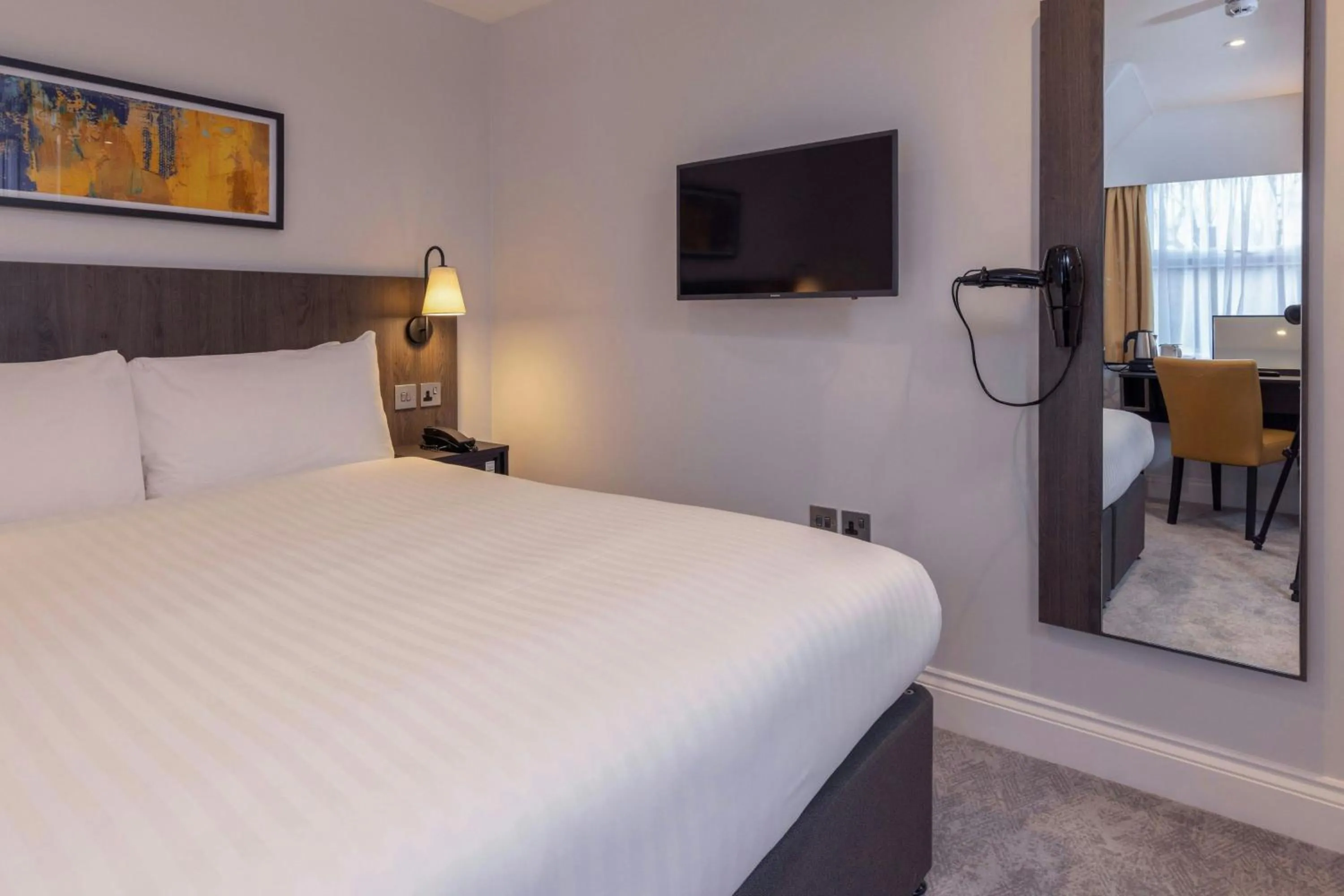 Photo of the whole room, Bed in Four Points Flex by Sheraton London Kensington Olympia