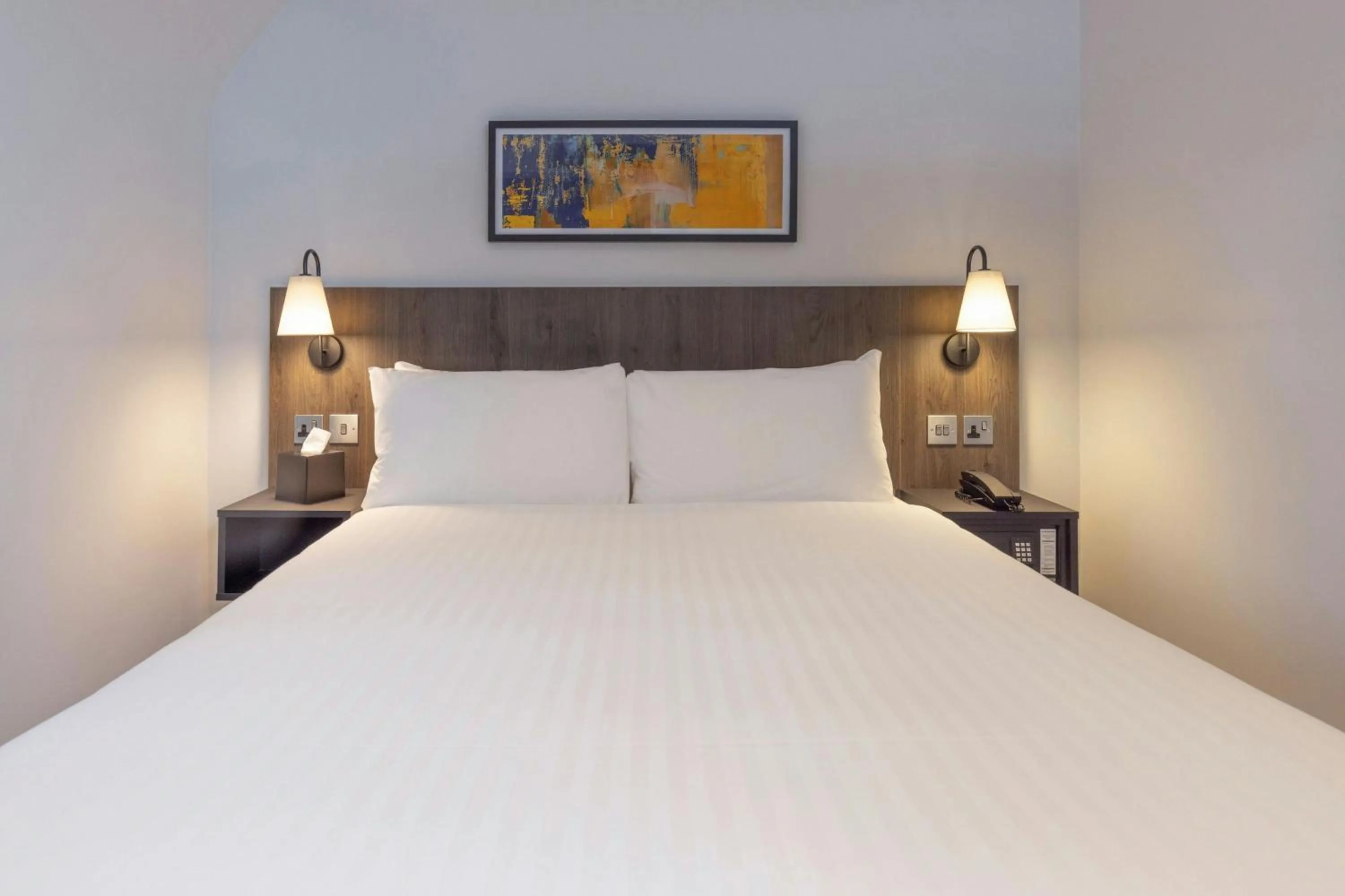 Photo of the whole room, Bed in Four Points Flex by Sheraton London Kensington Olympia