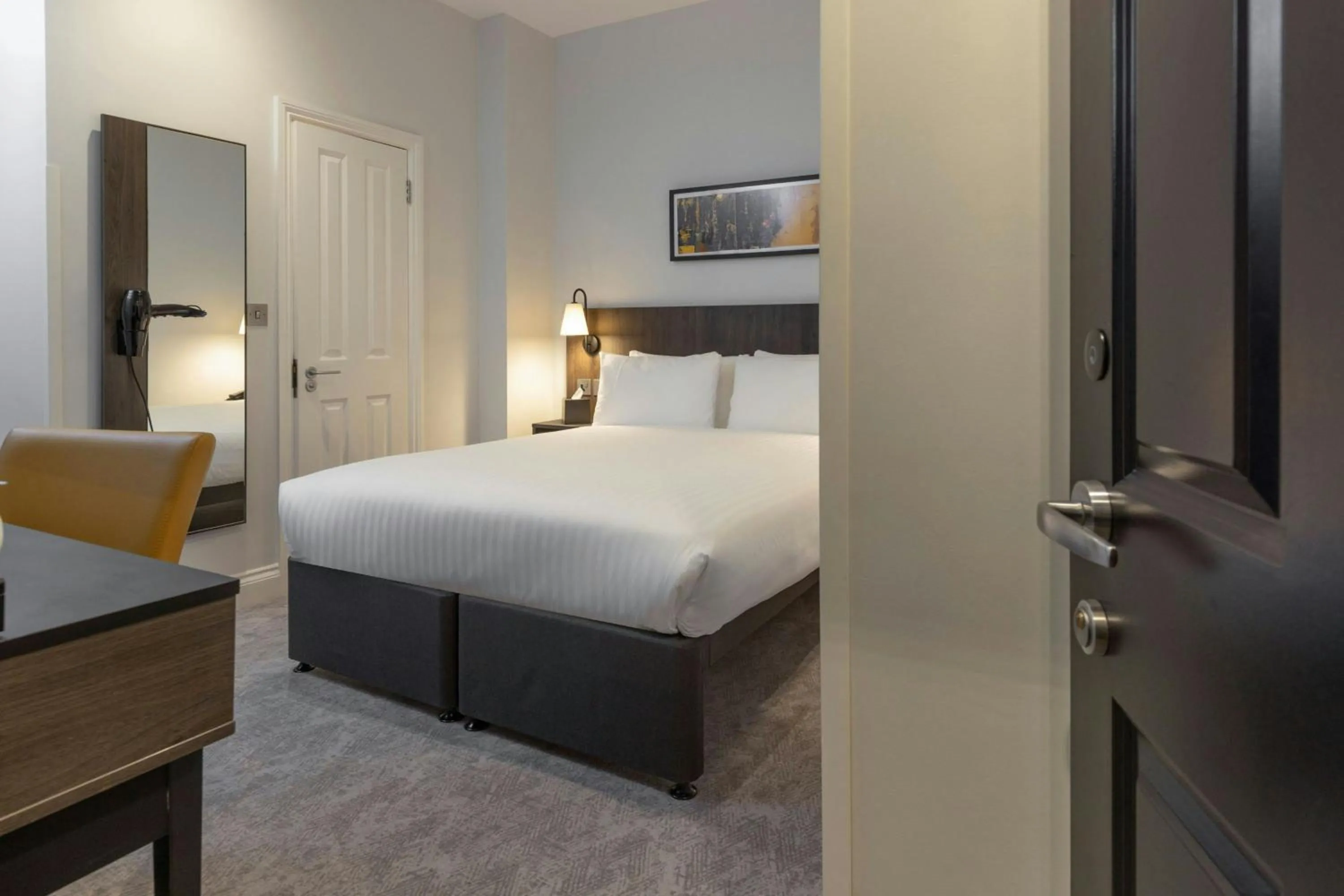 Photo of the whole room, Bed in Four Points Flex by Sheraton London Kensington Olympia