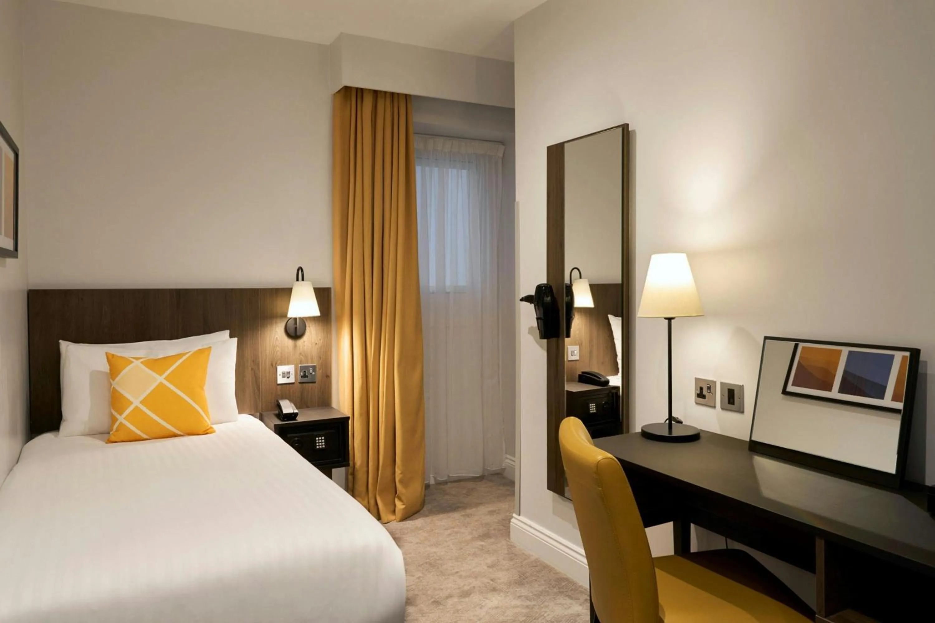 Photo of the whole room, Bed in Four Points Flex by Sheraton London Kensington Olympia