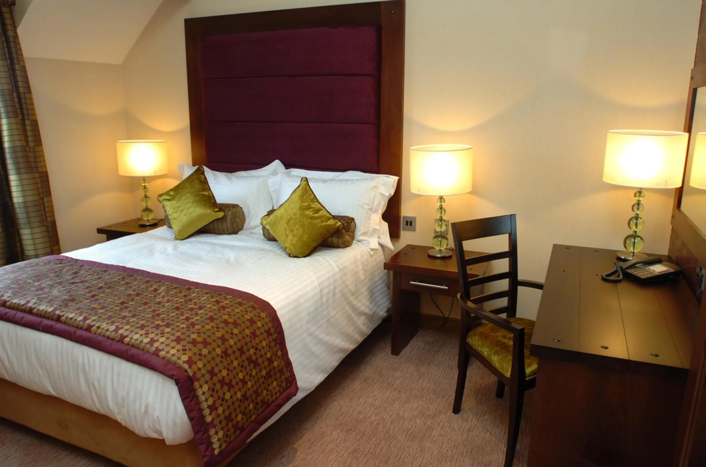 Photo of the whole room, Bed in The Bear's Paw