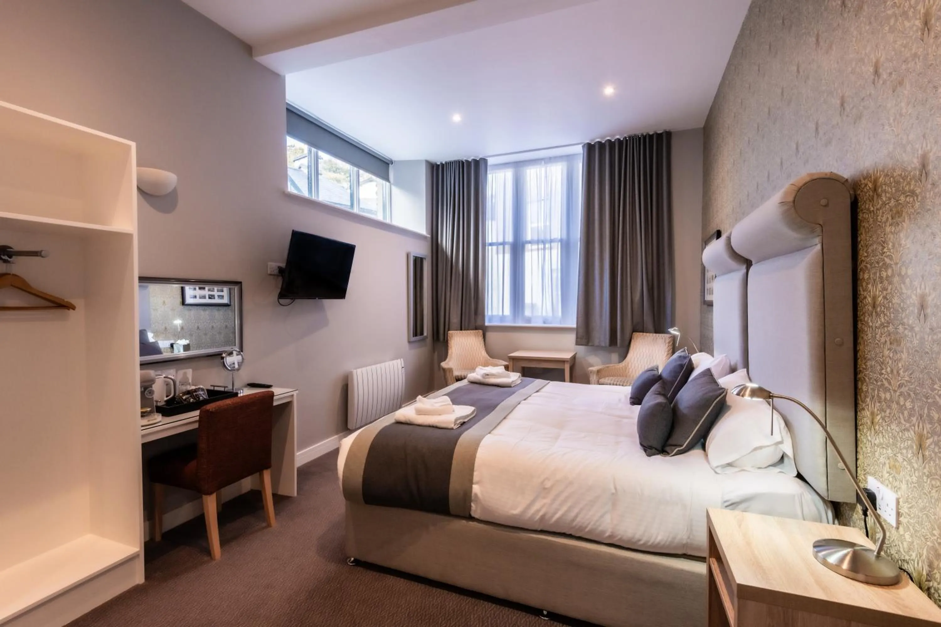 Bedroom, Bed in The Lamplighter Dining ~ Rooms