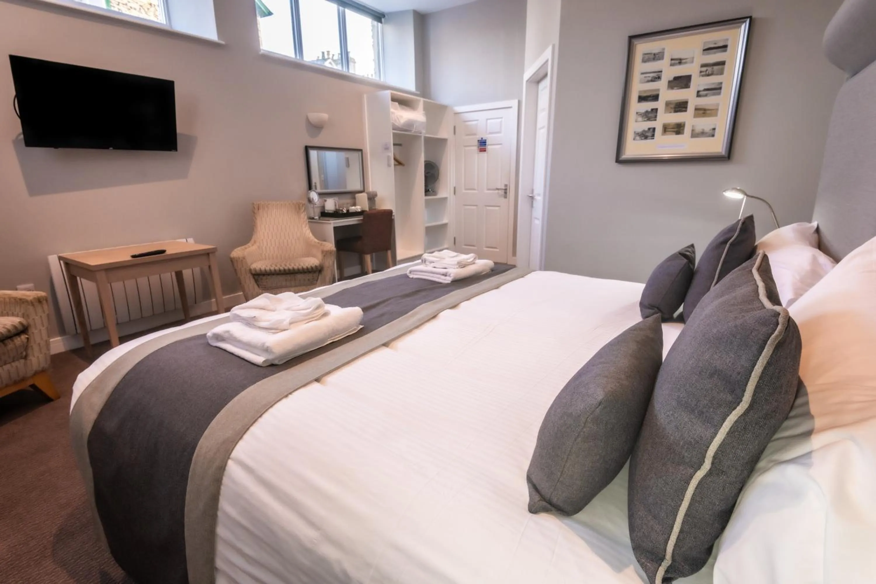 Bedroom, Bed in The Lamplighter Dining ~ Rooms