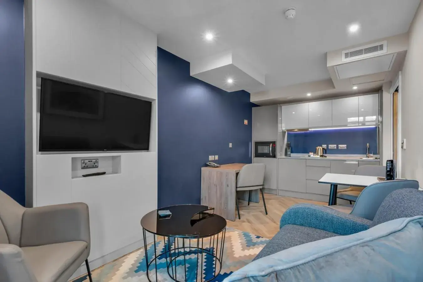 Living room in Roomzzz Leeds City Living room in Roomzzz Leeds City