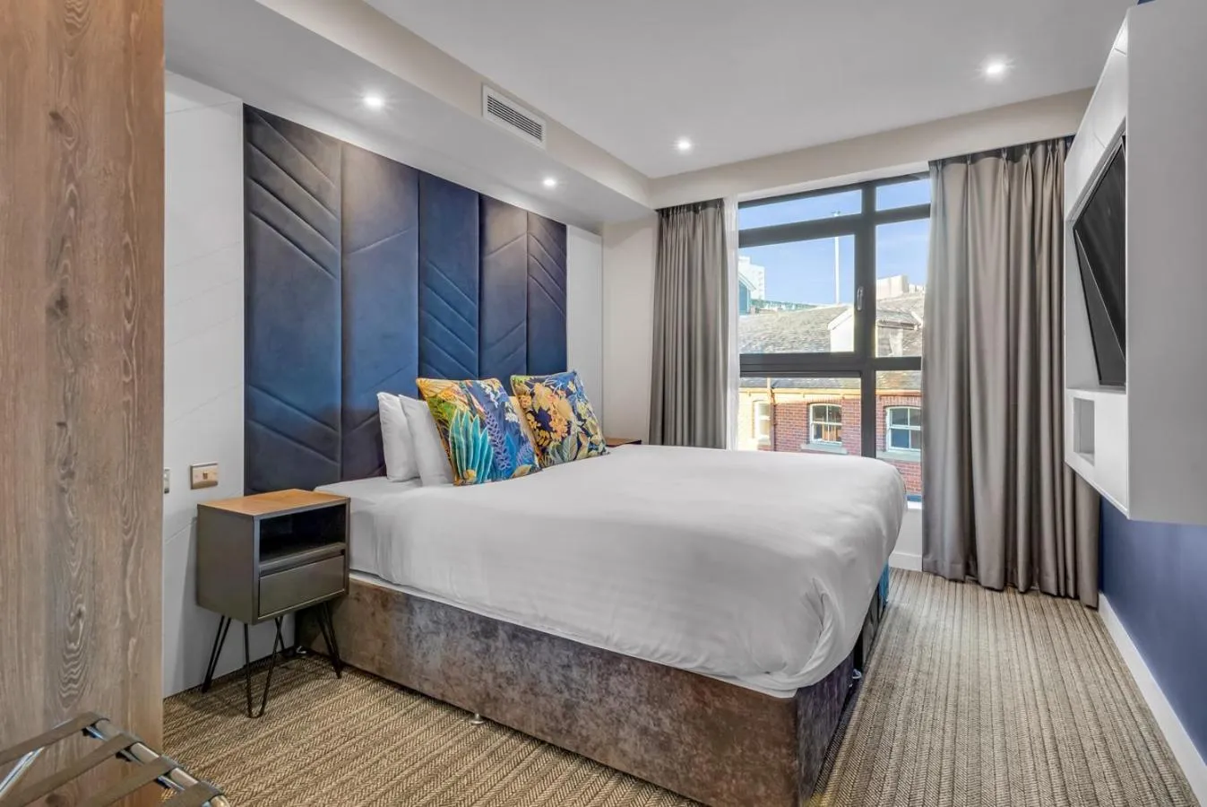 Bedroom, Bed in Roomzzz Leeds City