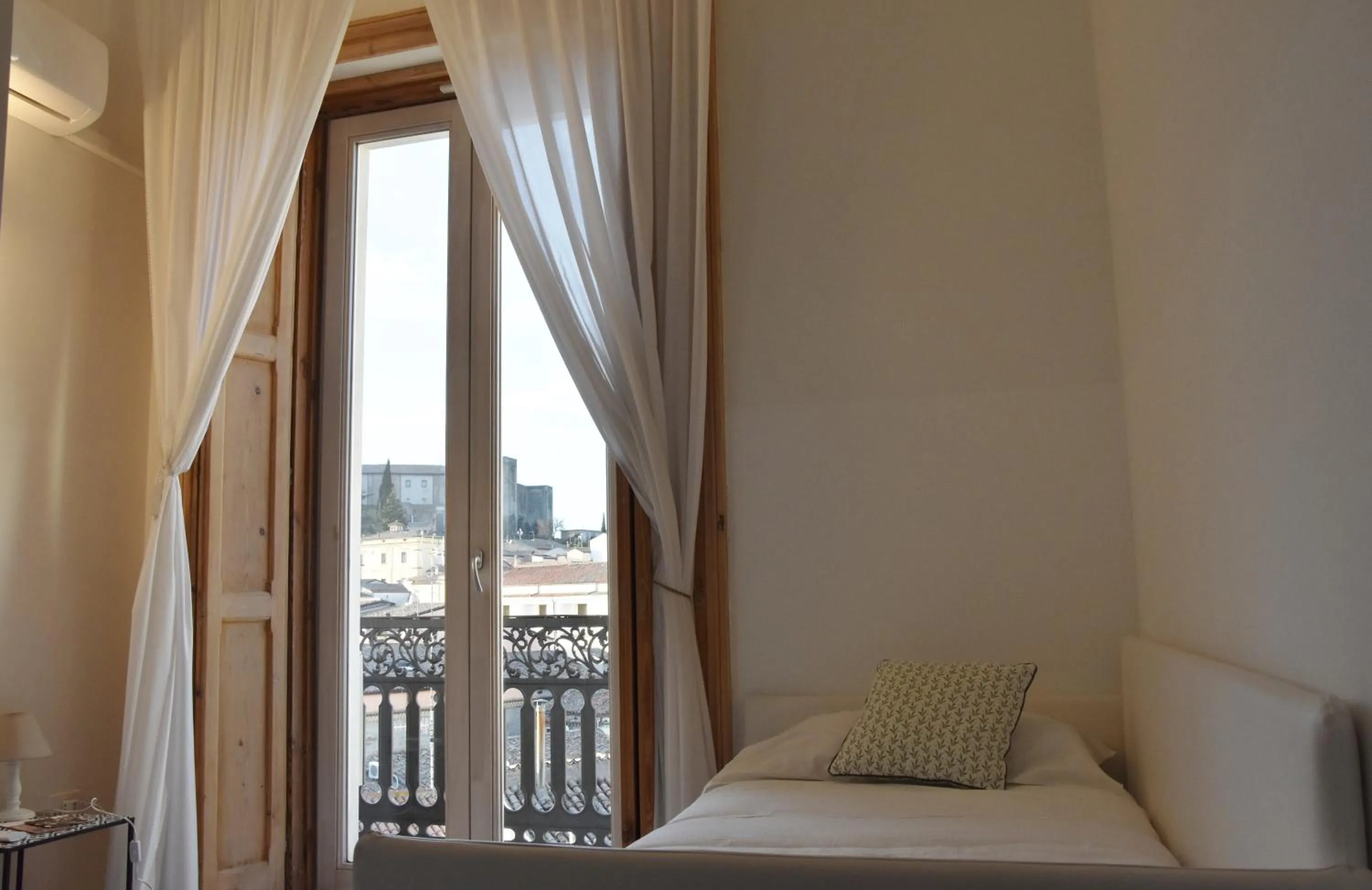 Photo of the whole room, Bed in La Casa nel Borgo Antico