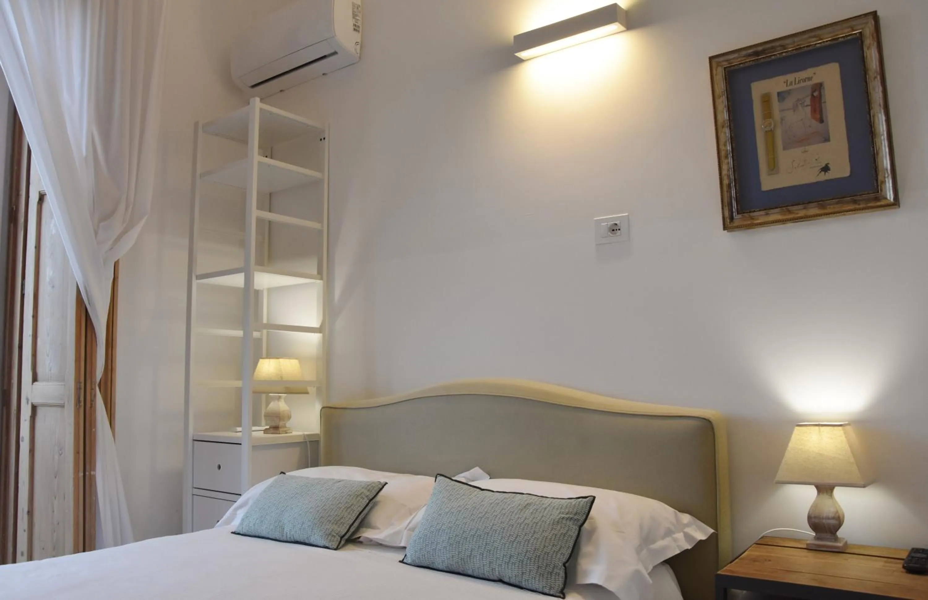 Photo of the whole room, Bed in La Casa nel Borgo Antico