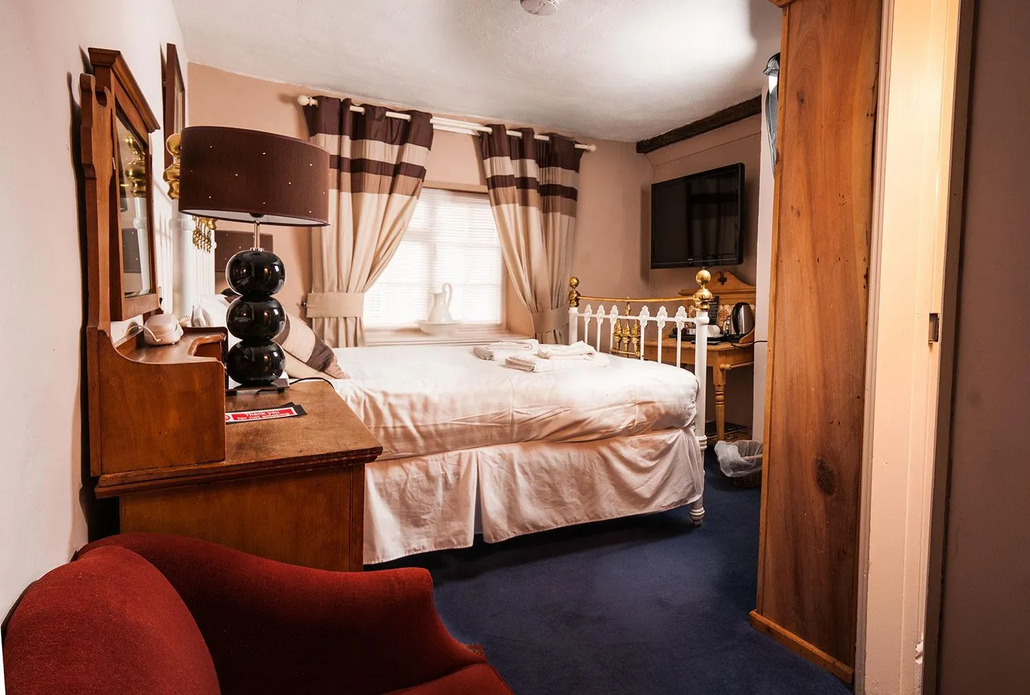 Photo of the whole room, Bed in Gales Of Llangollen