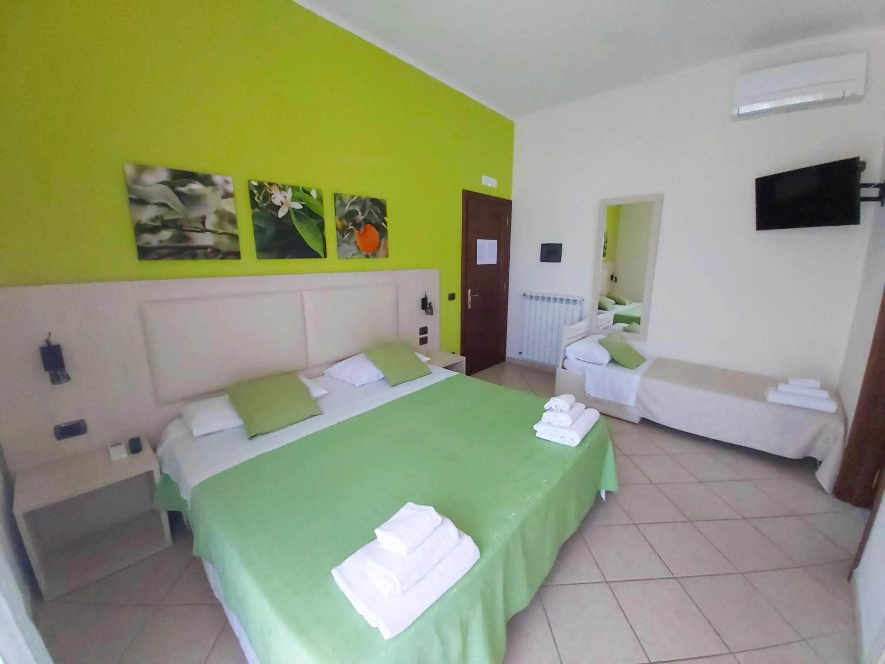 Bedroom, Bed in Sosò