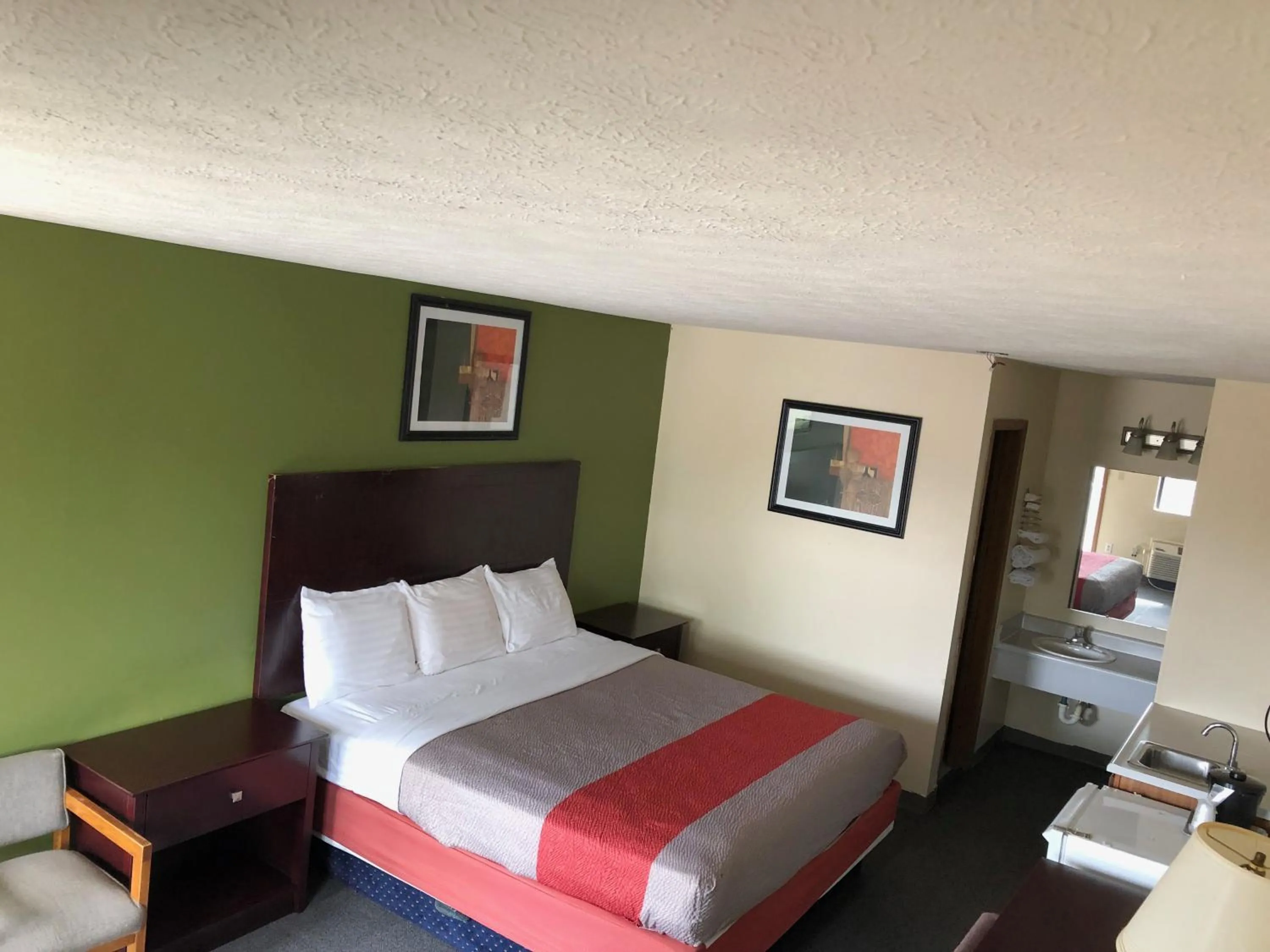 Bathroom, Bed in Salt Creek Inn