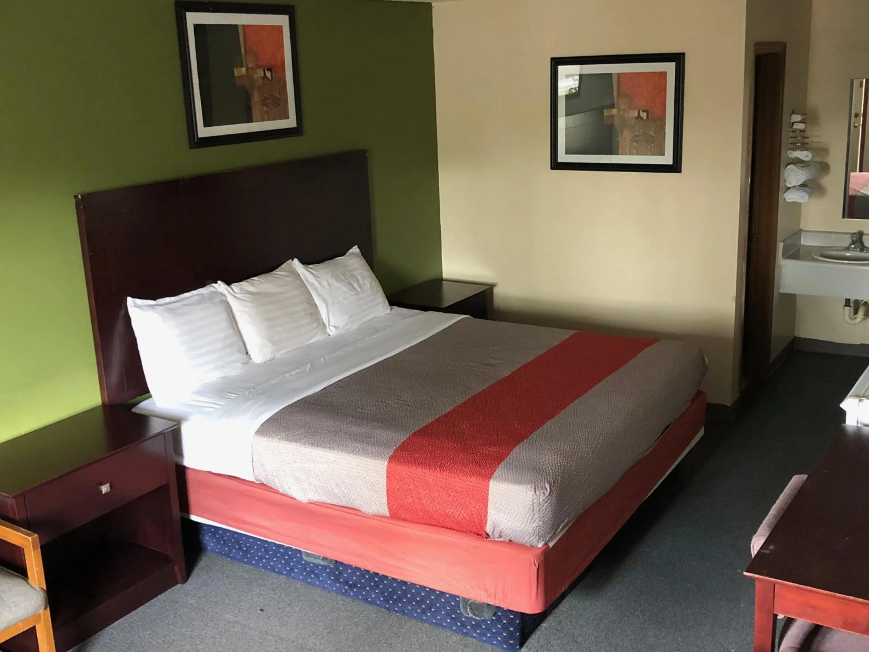 Bathroom, Bed in Salt Creek Inn