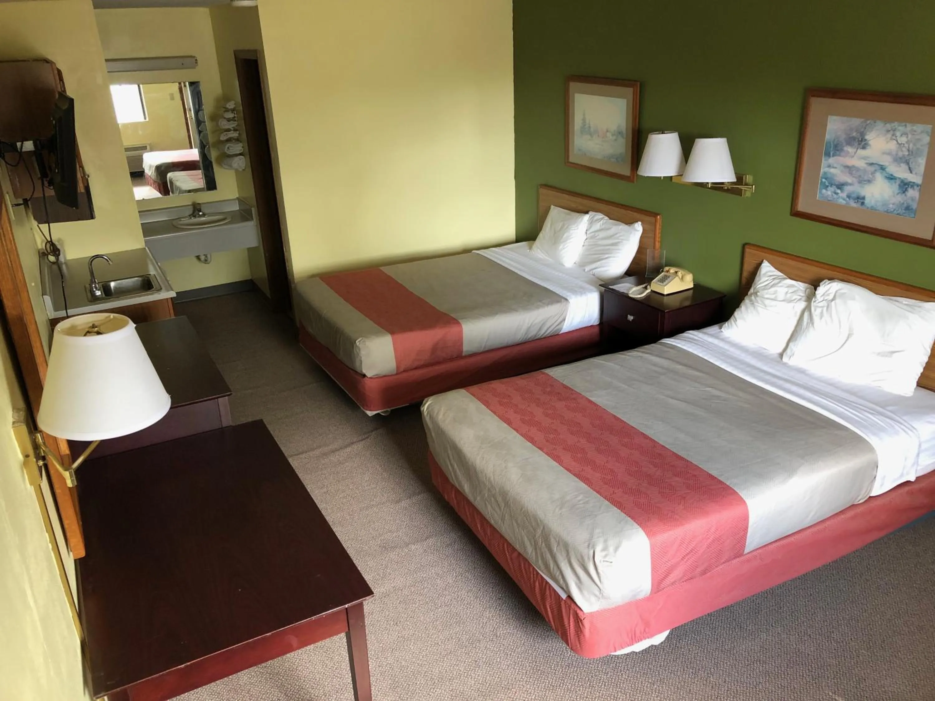 Bathroom, Bed in Salt Creek Inn