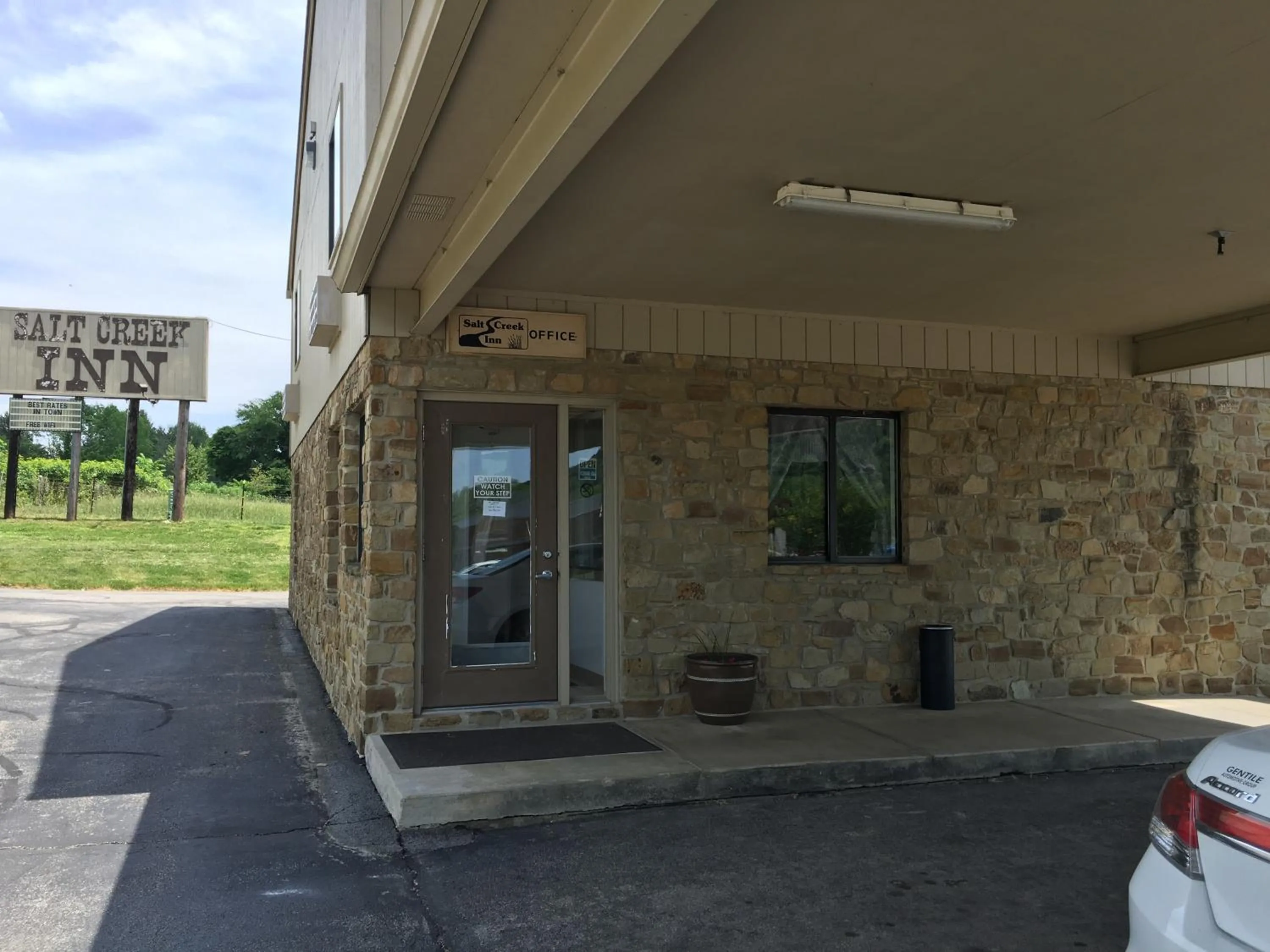 Property building in Salt Creek Inn