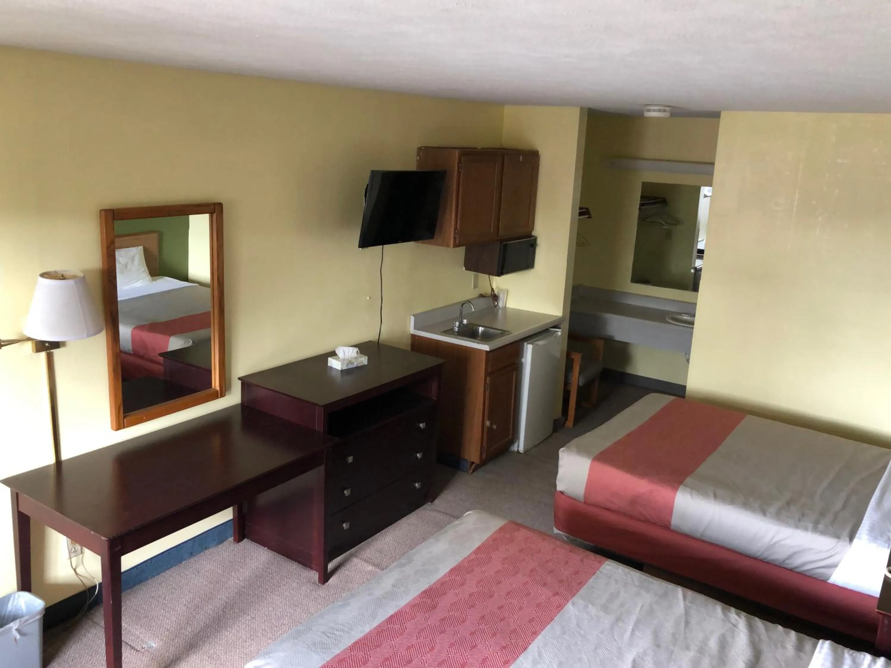 Bathroom, Bed in Salt Creek Inn