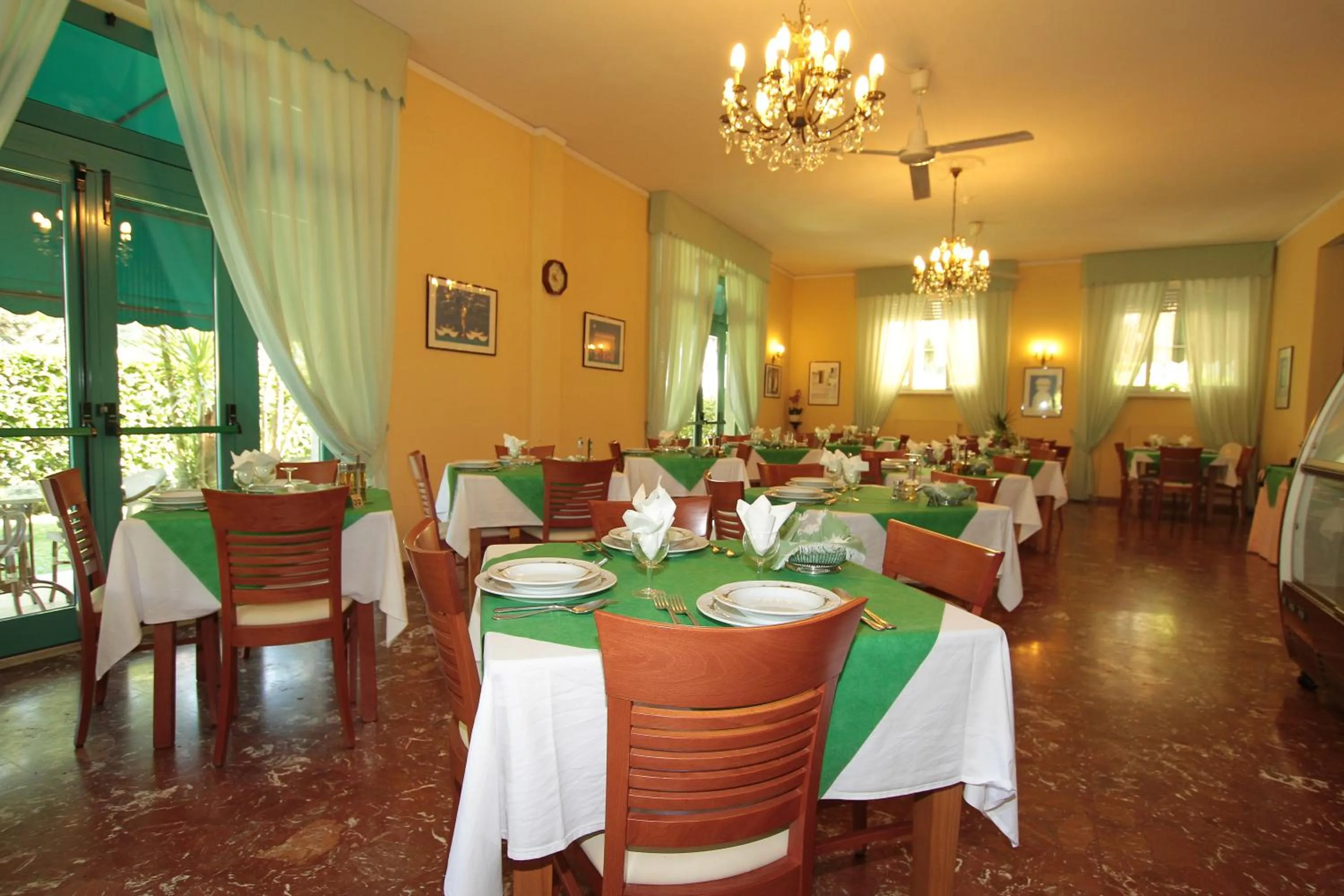 Restaurant/places to eat in Hotel Vera