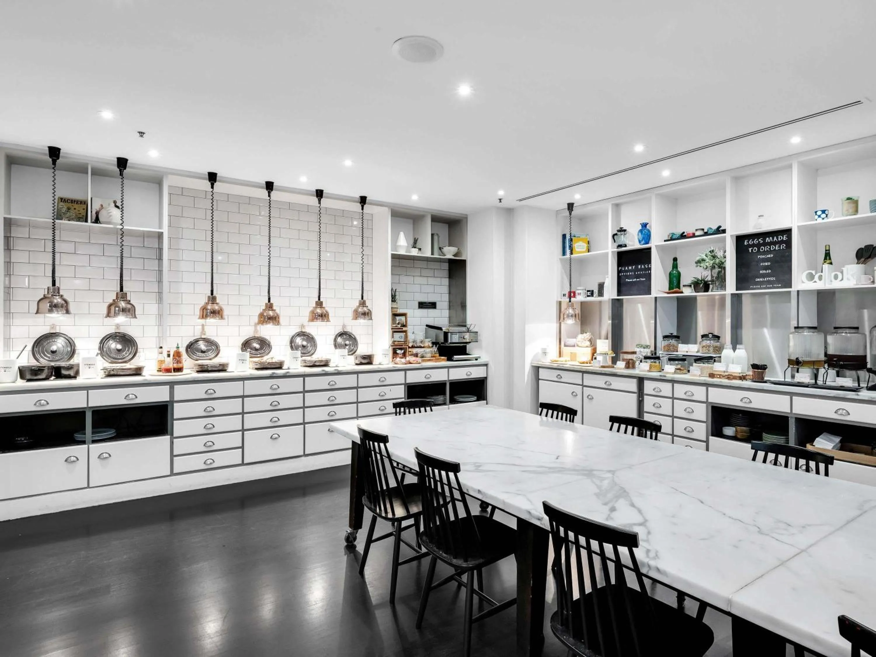 Restaurant/places to eat in Mantra on Russell