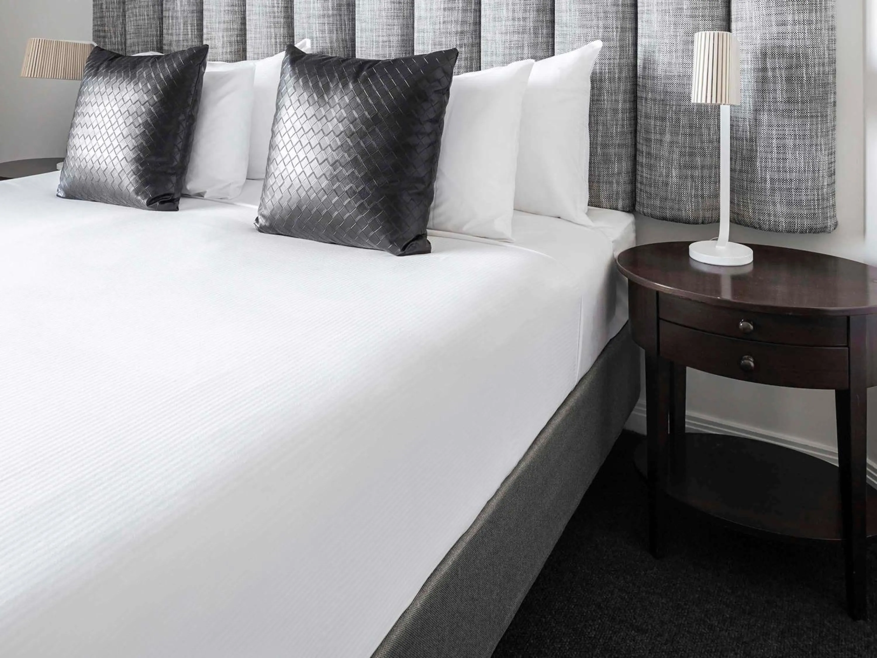 Bedroom, Bed in Mantra on Russell