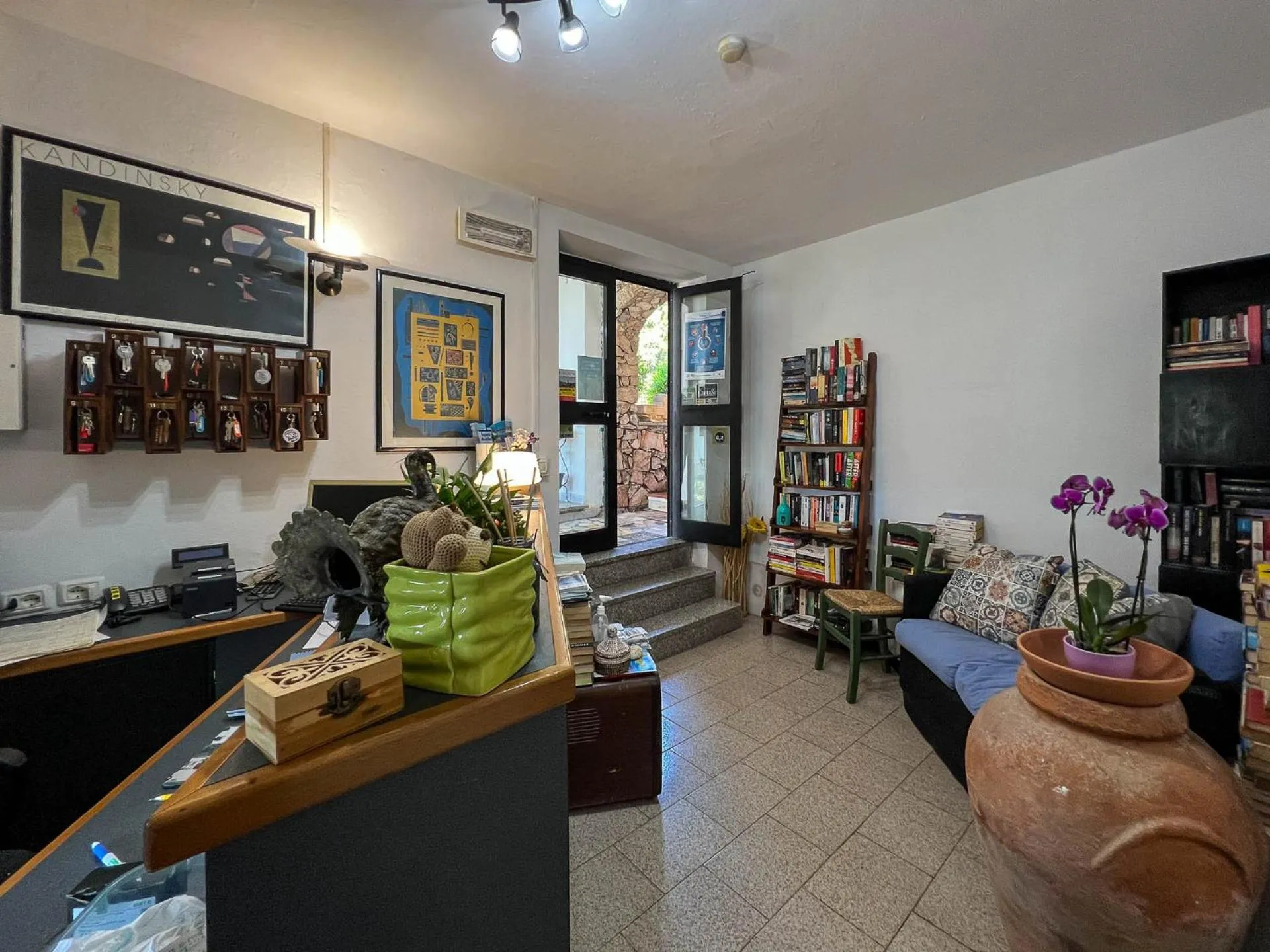 Lobby or reception in Mandel Residence by Mandel Club