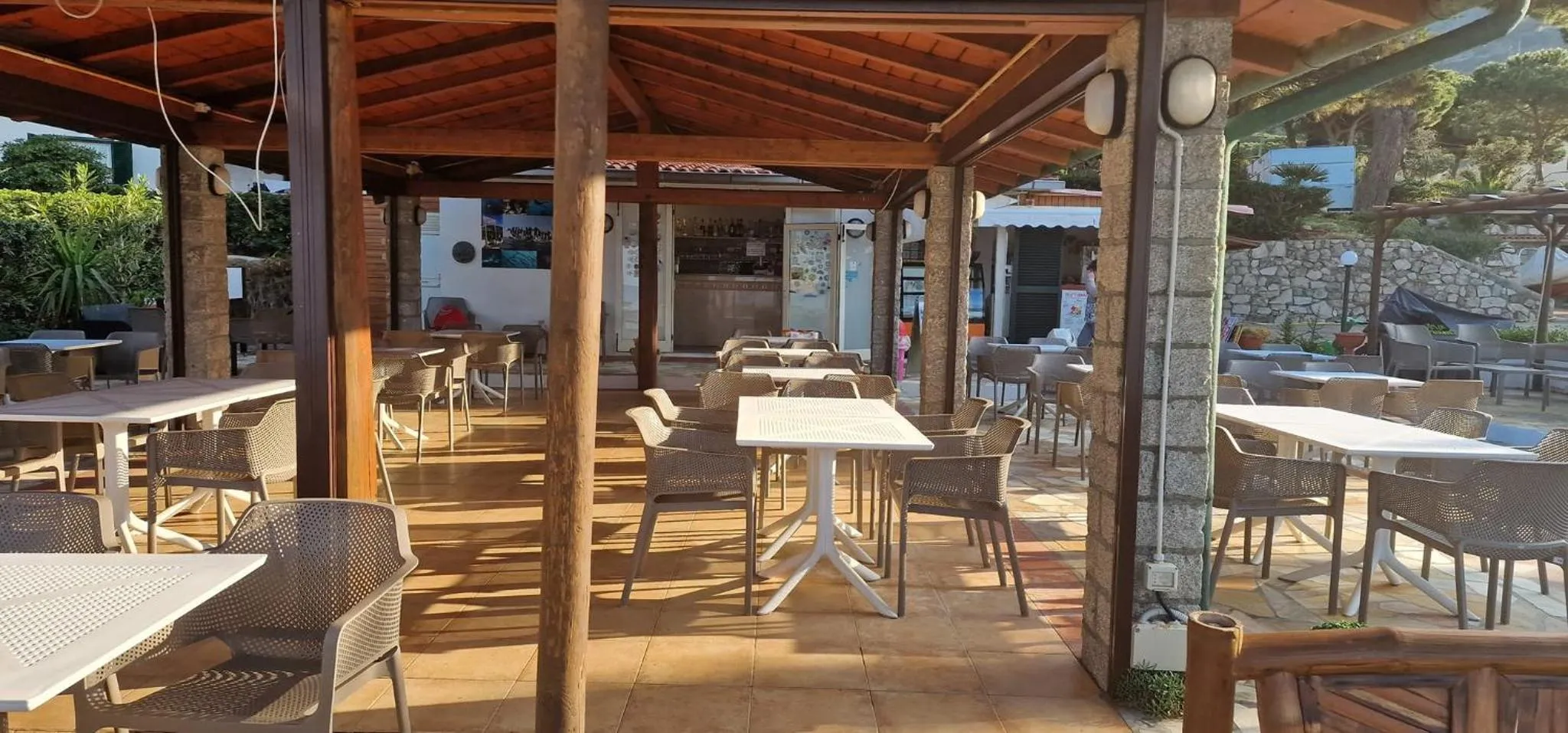 Restaurant/places to eat in Mandel Residence by Mandel Club