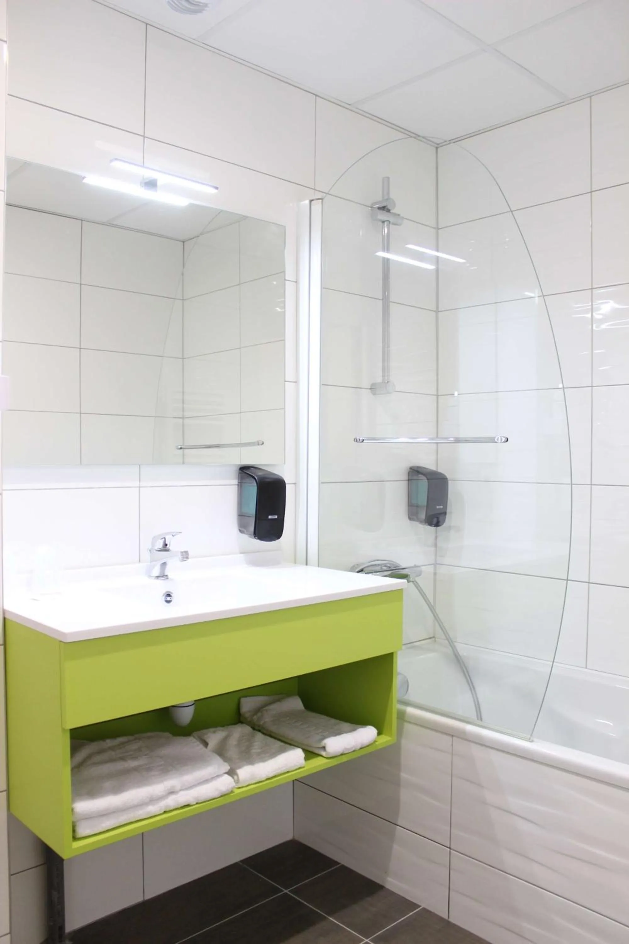 Bathroom in Brit Hotel Brive La Gaillarde - Restaurant La Limousine