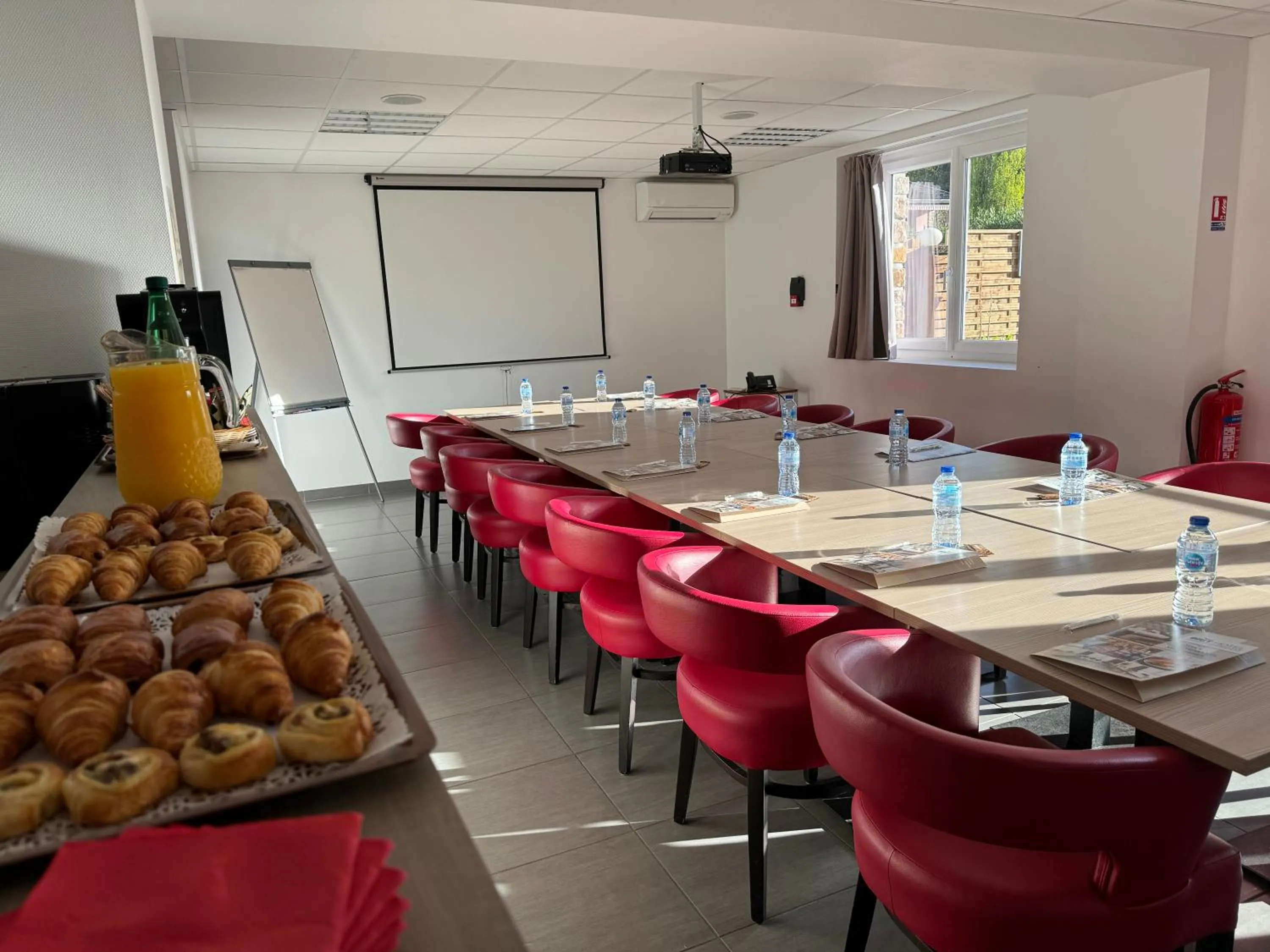 Meeting/conference room in Brit Hotel Brive La Gaillarde - Restaurant La Limousine