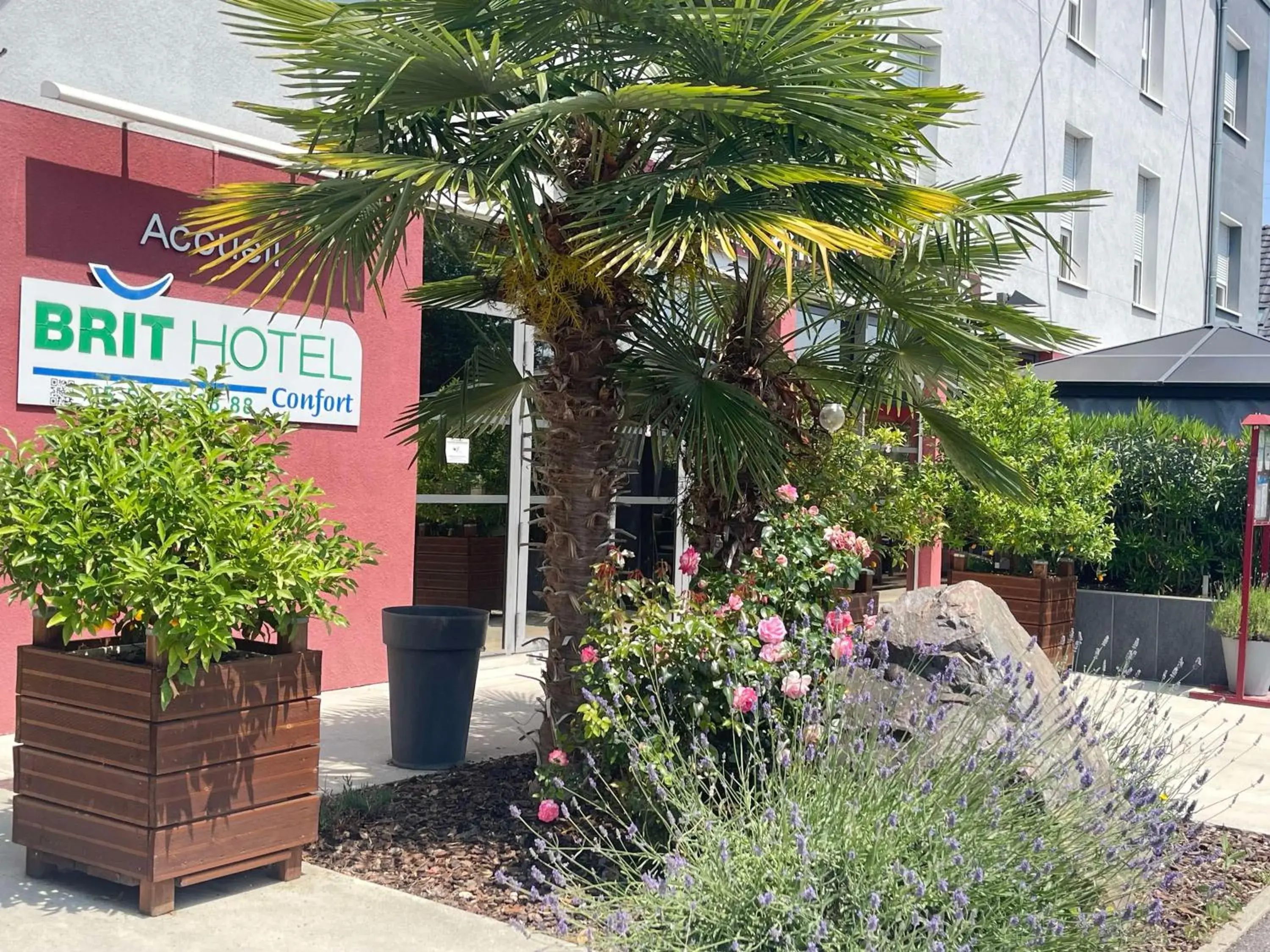 Property building in Brit Hotel Brive La Gaillarde - Restaurant La Limousine Property building in Brit Hotel Brive La Gaillarde - Restaurant La Limousine