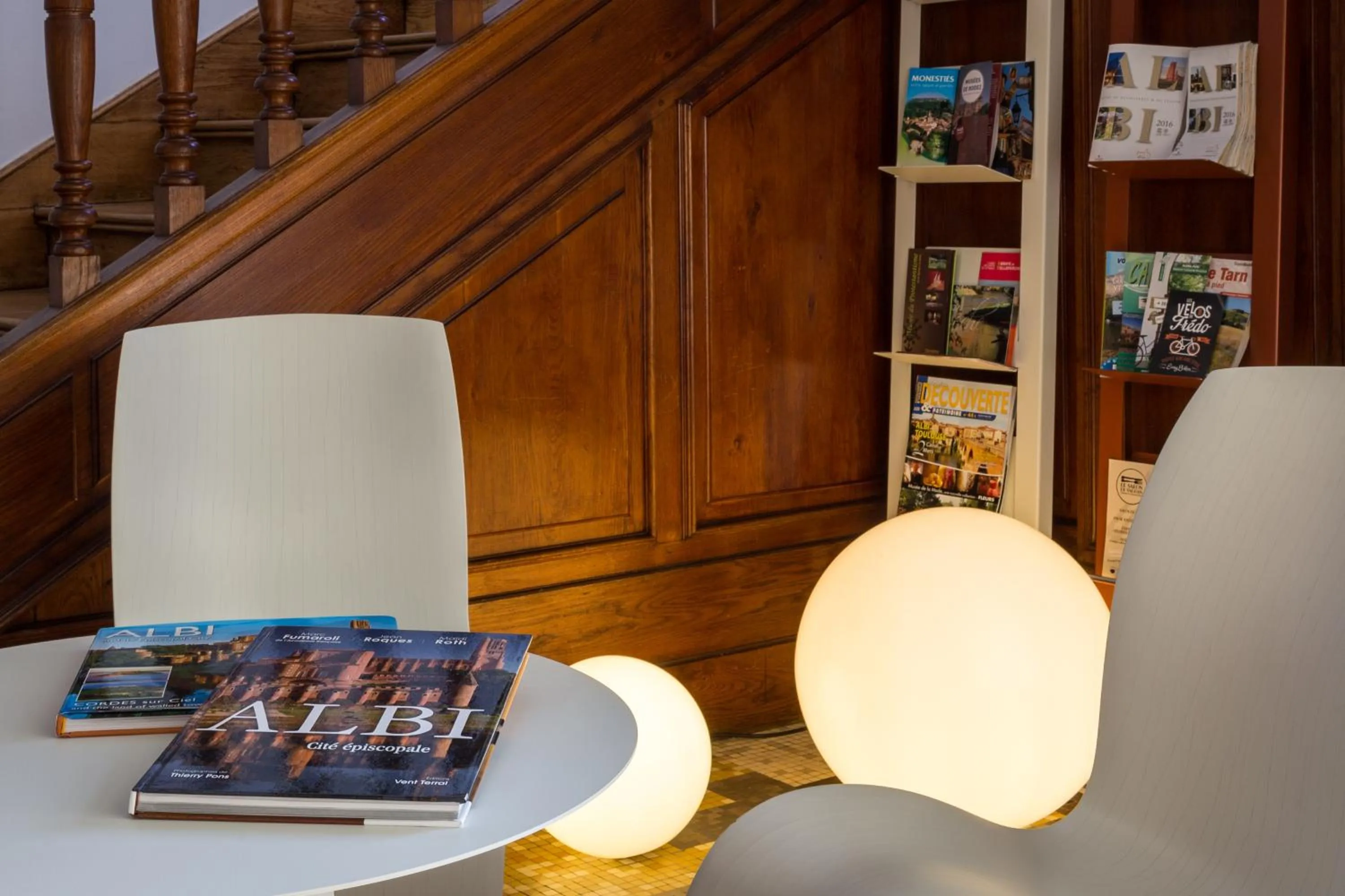 Decorative detail in L'Autre Rives