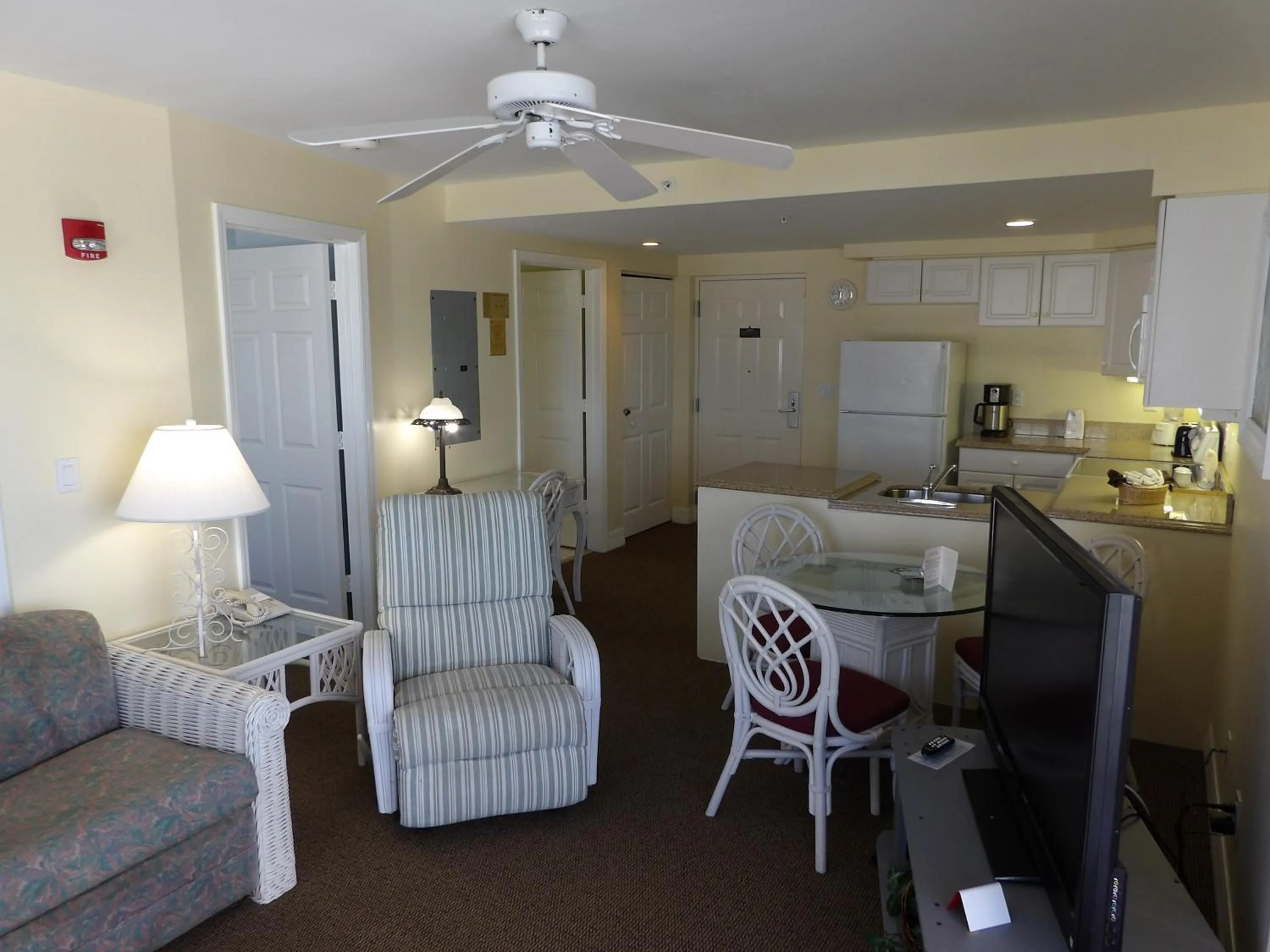 Photo of the whole room in Edison Beach House