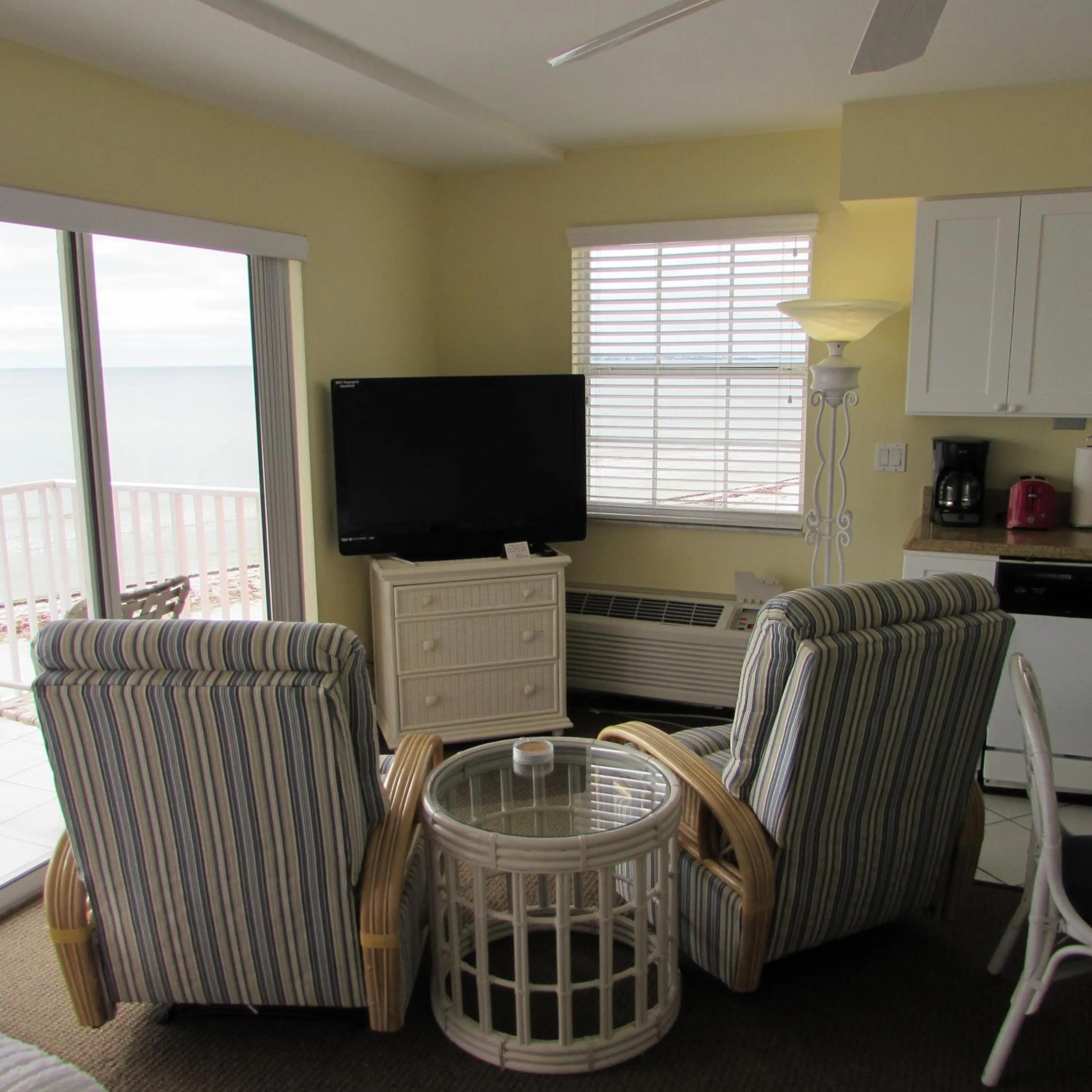 Living room in Edison Beach House