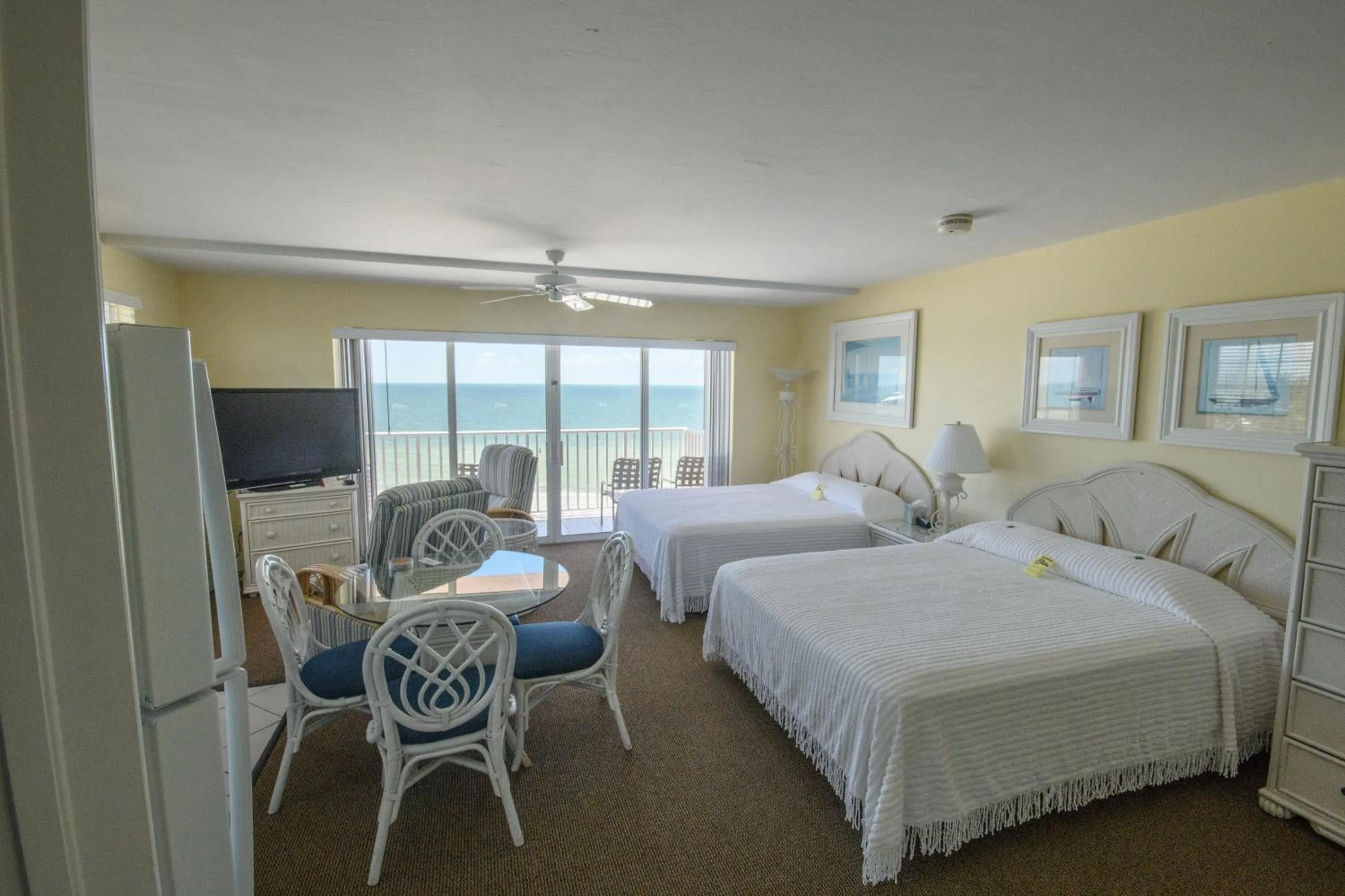 Photo of the whole room in Edison Beach House