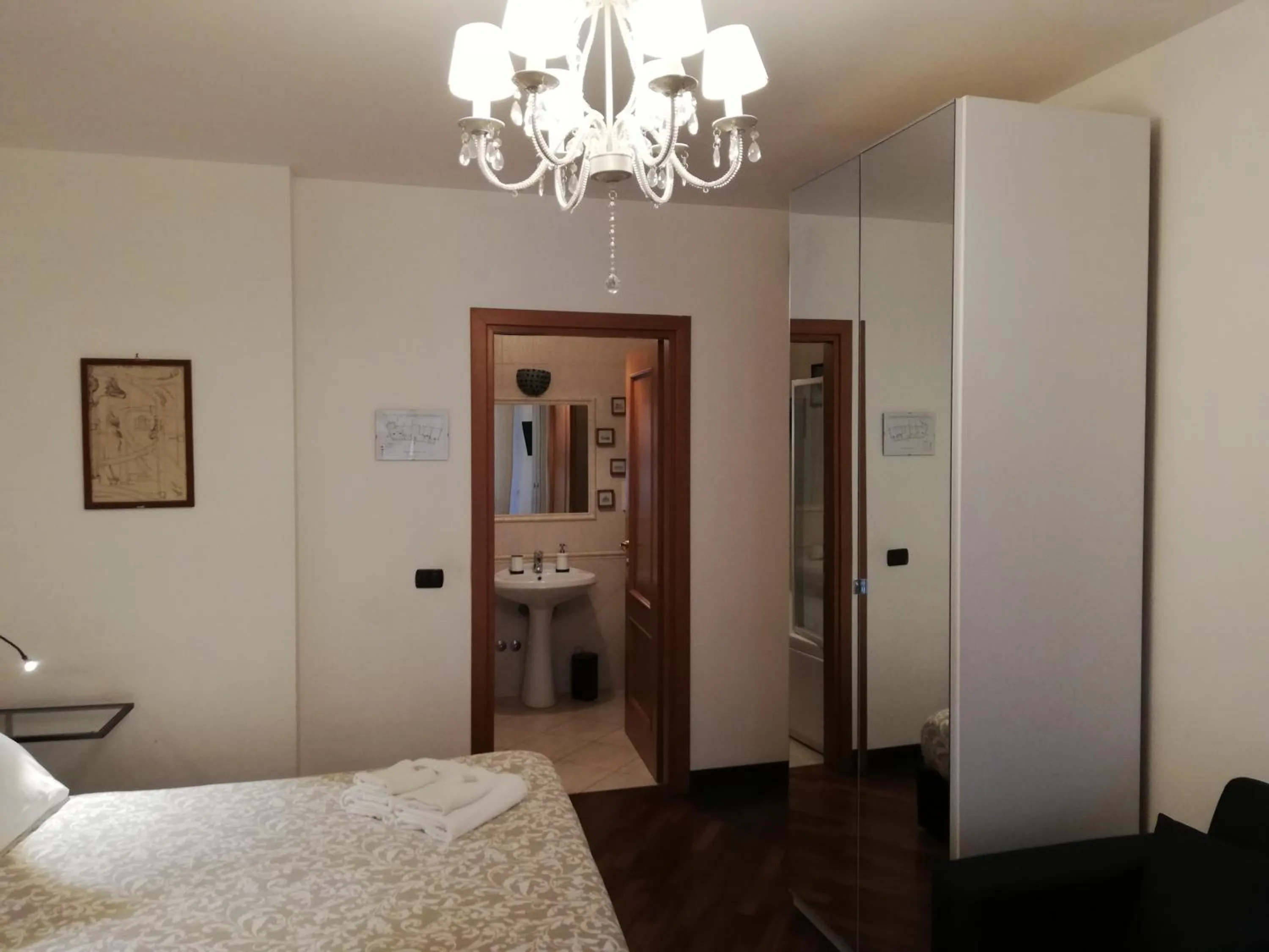 Photo of the whole room, Bed in Leonardo Rome Holidays